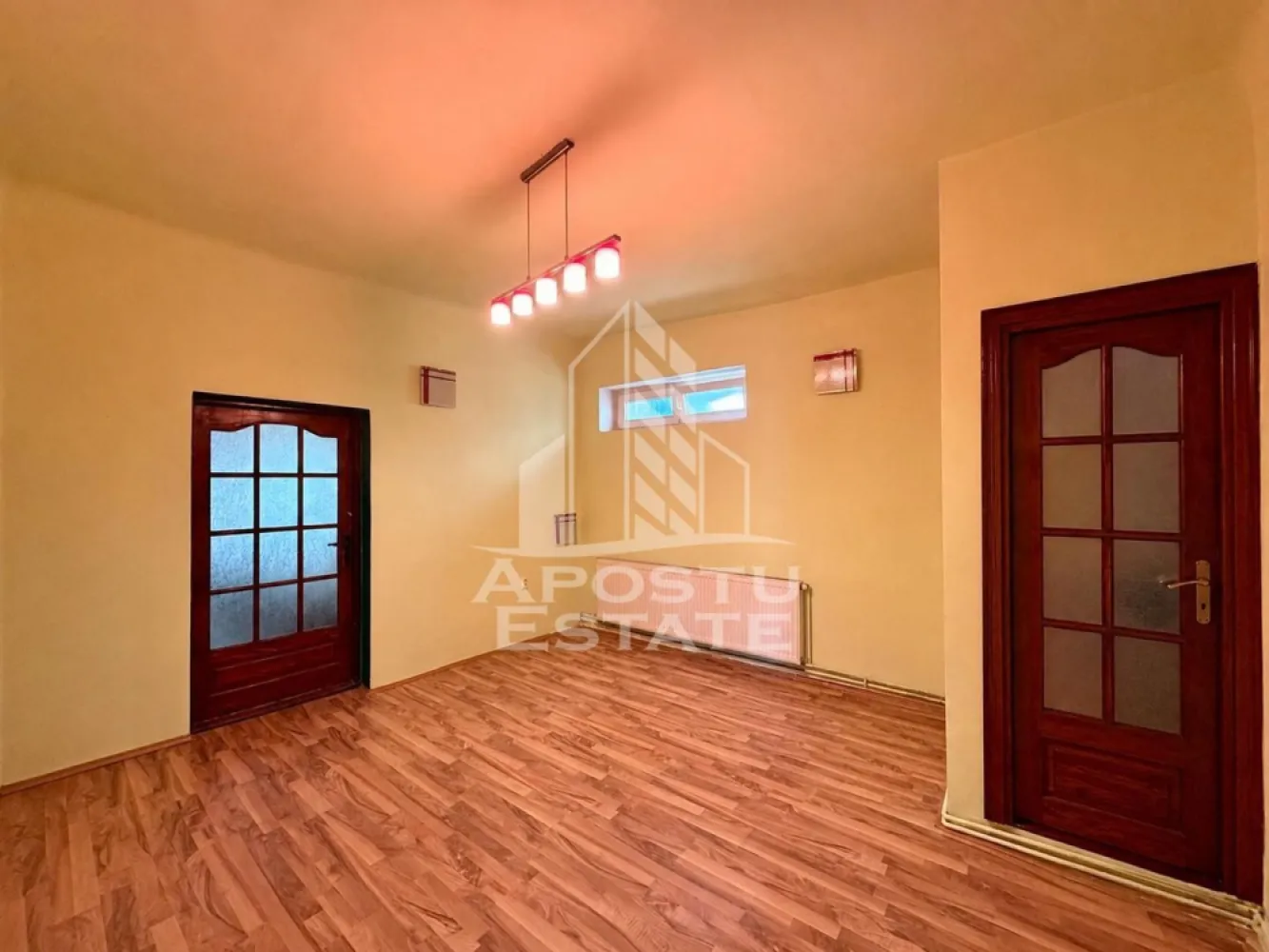 Apartament de vanzare cu 2 camere la casa, zona Mehala, Timisoara - Agentia imobiliara APOSTU ESTATE va propune spre vanzare un apartament cu 2 camere, situat la casa, cu o curte comuna de 500mp, aflat intr-o zona linistita si apreciata din cartierul Mehala, Timisoara.

La doar cateva sute de metri distanta fata de Profi si numeroase alte spatii comerciale si statii ale mijloacelor de transport in comun.

Apartamentul dispune de 47 mp utili si o curte comuna de 500 mp.

Compartimentare practica si functionala, fiind ideal atat pentru locuit, cat si pentru investitie. Proprietatea se vinde asa cum se observa in imagini, semimobilata si necesita mici imbunatatiri.

Compartimentare:
- hol de acces
- living spatios si luminos
- bucatarie partial deschisa, complet mobilata si utilata
- dormitor mobilat, pat matrimonial
- baie dotata cu cada si geam pentru aerisire naturala
- curte comuna + gradina

Confortul termic este asigurat de centrala proprie (incalzire prin calorifere), oferind costuri reduse de intretinere si un plus de confort pe tot parcursul anului.

Beneficiaza de usa exterioara din PVC, usi interioare de lemn, gresie, faianta, parchet laminat si geamuri termopan cu tamplarie din PVC.

Apartamentul este amplasat intr-o zona linistita, cu acces facil catre mijloace de transport in comun, magazine, supermarketuri, farmacii, scoli si gradinite, fiind o alegere excelenta pentru familii, cupluri sau pentru cei care doresc o investitie imobiliara sigura.

Agentia imobiliara APOSTU ESTATE va ofera consultanta bancara gratuita prin intermediul colaboratorilor nostri pentru alegerea celui mai potrivit tip de credit, astfel incat tu sa poti deveni noul proprietar al acestui apartament.

Va asteptam cu drag la o vizionare!
ID Intern: CP3211603