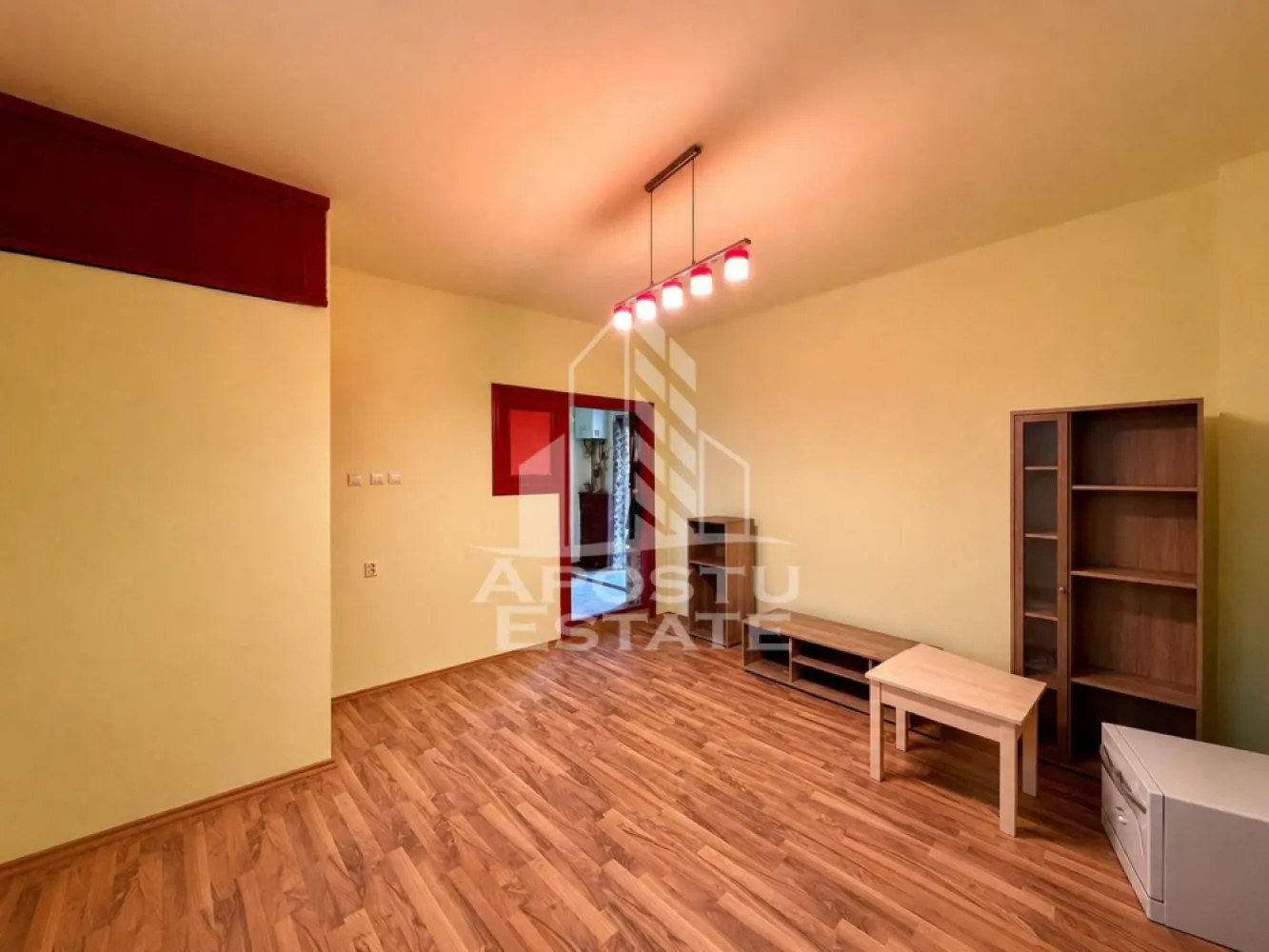 Apartament de vanzare cu 2 camere la casa, zona Mehala, Timisoara - Agentia imobiliara APOSTU ESTATE va propune spre vanzare un apartament cu 2 camere, situat la casa, cu o curte comuna de 500mp, aflat intr-o zona linistita si apreciata din cartierul Mehala, Timisoara.

La doar cateva sute de metri distanta fata de Profi si numeroase alte spatii comerciale si statii ale mijloacelor de transport in comun.

Apartamentul dispune de 47 mp utili si o curte comuna de 500 mp.

Compartimentare practica si functionala, fiind ideal atat pentru locuit, cat si pentru investitie. Proprietatea se vinde asa cum se observa in imagini, semimobilata si necesita mici imbunatatiri.

Compartimentare:
- hol de acces
- living spatios si luminos
- bucatarie partial deschisa, complet mobilata si utilata
- dormitor mobilat, pat matrimonial
- baie dotata cu cada si geam pentru aerisire naturala
- curte comuna + gradina

Confortul termic este asigurat de centrala proprie (incalzire prin calorifere), oferind costuri reduse de intretinere si un plus de confort pe tot parcursul anului.

Beneficiaza de usa exterioara din PVC, usi interioare de lemn, gresie, faianta, parchet laminat si geamuri termopan cu tamplarie din PVC.

Apartamentul este amplasat intr-o zona linistita, cu acces facil catre mijloace de transport in comun, magazine, supermarketuri, farmacii, scoli si gradinite, fiind o alegere excelenta pentru familii, cupluri sau pentru cei care doresc o investitie imobiliara sigura.

Agentia imobiliara APOSTU ESTATE va ofera consultanta bancara gratuita prin intermediul colaboratorilor nostri pentru alegerea celui mai potrivit tip de credit, astfel incat tu sa poti deveni noul proprietar al acestui apartament.

Va asteptam cu drag la o vizionare!
ID Intern: CP3211603