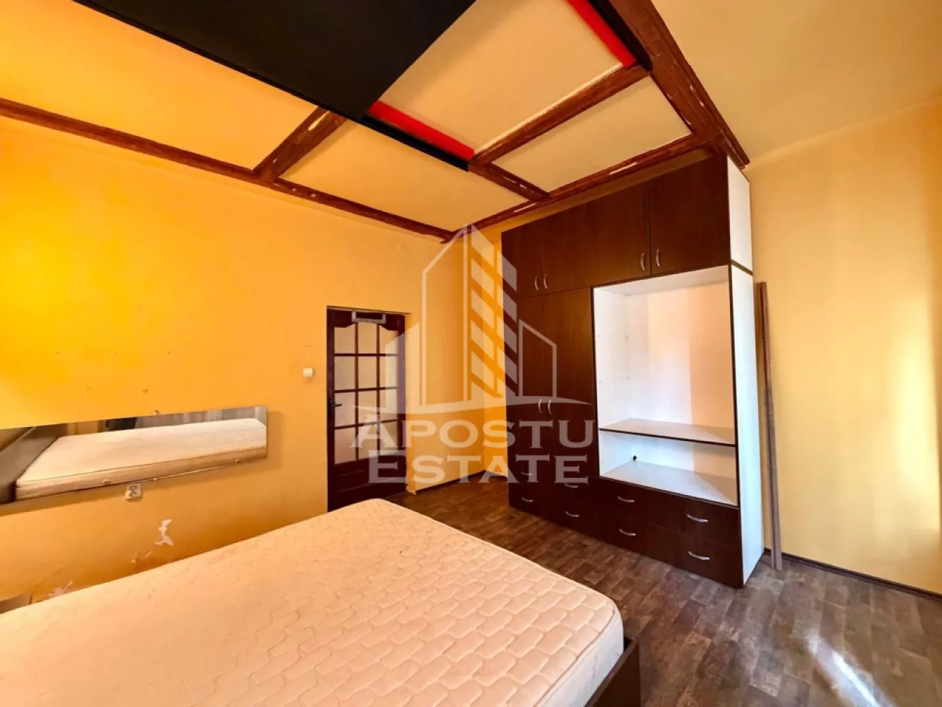Apartament de vanzare cu 2 camere la casa, zona Mehala, Timisoara - Agentia imobiliara APOSTU ESTATE va propune spre vanzare un apartament cu 2 camere, situat la casa, cu o curte comuna de 500mp, aflat intr-o zona linistita si apreciata din cartierul Mehala, Timisoara.

La doar cateva sute de metri distanta fata de Profi si numeroase alte spatii comerciale si statii ale mijloacelor de transport in comun.

Apartamentul dispune de 47 mp utili si o curte comuna de 500 mp.

Compartimentare practica si functionala, fiind ideal atat pentru locuit, cat si pentru investitie. Proprietatea se vinde asa cum se observa in imagini, semimobilata si necesita mici imbunatatiri.

Compartimentare:
- hol de acces
- living spatios si luminos
- bucatarie partial deschisa, complet mobilata si utilata
- dormitor mobilat, pat matrimonial
- baie dotata cu cada si geam pentru aerisire naturala
- curte comuna + gradina

Confortul termic este asigurat de centrala proprie (incalzire prin calorifere), oferind costuri reduse de intretinere si un plus de confort pe tot parcursul anului.

Beneficiaza de usa exterioara din PVC, usi interioare de lemn, gresie, faianta, parchet laminat si geamuri termopan cu tamplarie din PVC.

Apartamentul este amplasat intr-o zona linistita, cu acces facil catre mijloace de transport in comun, magazine, supermarketuri, farmacii, scoli si gradinite, fiind o alegere excelenta pentru familii, cupluri sau pentru cei care doresc o investitie imobiliara sigura.

Agentia imobiliara APOSTU ESTATE va ofera consultanta bancara gratuita prin intermediul colaboratorilor nostri pentru alegerea celui mai potrivit tip de credit, astfel incat tu sa poti deveni noul proprietar al acestui apartament.

Va asteptam cu drag la o vizionare!
ID Intern: CP3211603