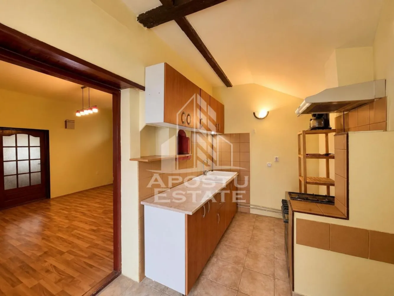 Apartament de vanzare cu 2 camere la casa, zona Mehala, Timisoara - Agentia imobiliara APOSTU ESTATE va propune spre vanzare un apartament cu 2 camere, situat la casa, cu o curte comuna de 500mp, aflat intr-o zona linistita si apreciata din cartierul Mehala, Timisoara.

La doar cateva sute de metri distanta fata de Profi si numeroase alte spatii comerciale si statii ale mijloacelor de transport in comun.

Apartamentul dispune de 47 mp utili si o curte comuna de 500 mp.

Compartimentare practica si functionala, fiind ideal atat pentru locuit, cat si pentru investitie. Proprietatea se vinde asa cum se observa in imagini, semimobilata si necesita mici imbunatatiri.

Compartimentare:
- hol de acces
- living spatios si luminos
- bucatarie partial deschisa, complet mobilata si utilata
- dormitor mobilat, pat matrimonial
- baie dotata cu cada si geam pentru aerisire naturala
- curte comuna + gradina

Confortul termic este asigurat de centrala proprie (incalzire prin calorifere), oferind costuri reduse de intretinere si un plus de confort pe tot parcursul anului.

Beneficiaza de usa exterioara din PVC, usi interioare de lemn, gresie, faianta, parchet laminat si geamuri termopan cu tamplarie din PVC.

Apartamentul este amplasat intr-o zona linistita, cu acces facil catre mijloace de transport in comun, magazine, supermarketuri, farmacii, scoli si gradinite, fiind o alegere excelenta pentru familii, cupluri sau pentru cei care doresc o investitie imobiliara sigura.

Agentia imobiliara APOSTU ESTATE va ofera consultanta bancara gratuita prin intermediul colaboratorilor nostri pentru alegerea celui mai potrivit tip de credit, astfel incat tu sa poti deveni noul proprietar al acestui apartament.

Va asteptam cu drag la o vizionare!
ID Intern: CP3211603