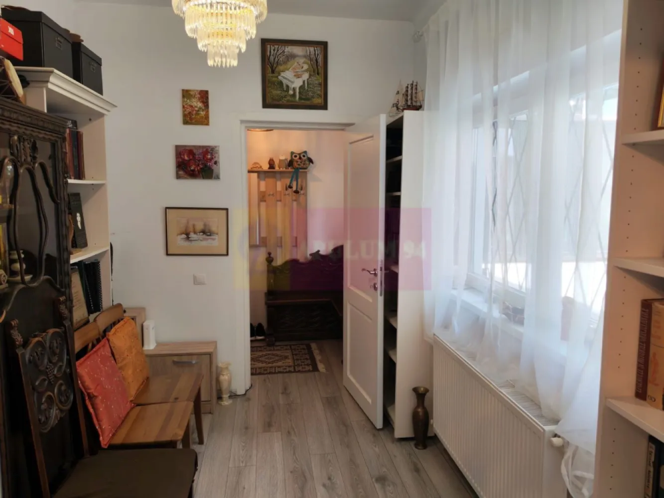 Foisorul de Foc-Mosilor, apartament de 2 camere - Va oferim spre vanzare un apartament de 2 camere la Foisorul de Foc-Calea Mosilor, la etajul 1/D+P+2+M, bloc consolidat, si apartamentul renovat in 2022, cu instalatii electrice si sanitare noi, tocarie+usi de interior noi, gresie, faianta, parchet, termopan, doua usi metalice, dispune de Centrala Termica proprie Vaillant. 
Are boxa la demisol de 7mp cu geam.
Se vinde cu bucataria mobilata si utilata.
Toate actele sunt pregatite pentru vanzare.
Imobilul nu are Risc seismic.
Pentru detalii si vizionari contactati agentul Dona Camelia 0733683461