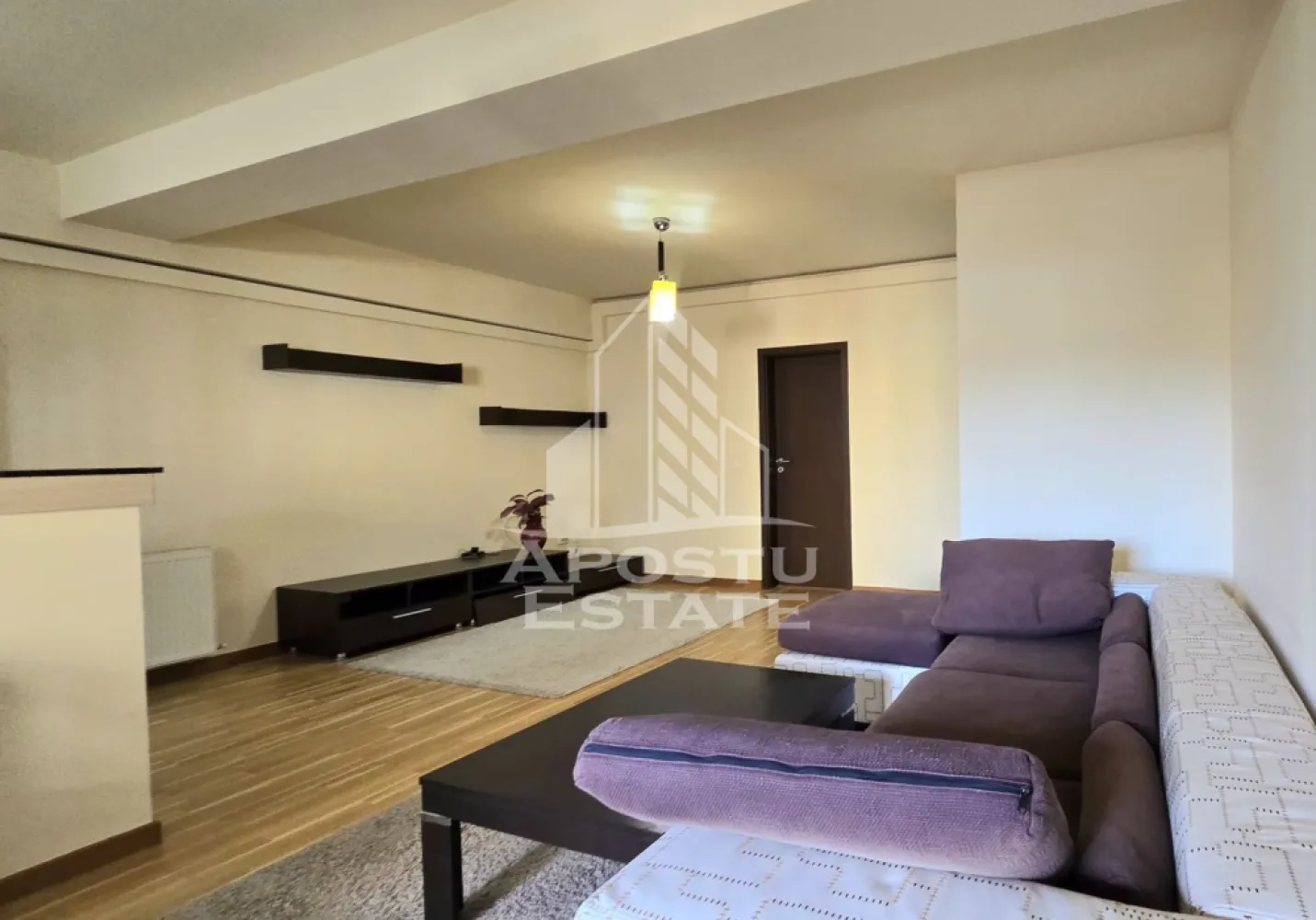 Apartament de vanzare cu 2 camere si loc de parcare, Mehala, an 2010 - Agentia imobiliara APOSTU ESTATE va propune spre vanzare, in exclusivitate, un apartament cu 2 camere, situat la parterul înalt al unui imobil construit in anul 2010, intr-o zona linistita si apreciata din cartierul Mehala, Timisoara.

La doar cateva sute de metri distanta fata de Lidl si numeroase alte spatii comerciale si statii ale mijloacelor de transport in comun.

Apartamentul dispune de 56 mpu. 
Este open-space, insa ofera posibilitatea inchiderii bucatariei.
Compartimentare practica si functionala, fiind ideal atat pentru locuit, cat si pentru investitie. Proprietatea se vinde complet mobilata si utilata, astfel incat viitorul proprietar se poate muta imediat, fara investitii suplimentare.

Compartimentare:
- hol de acces
- living spatios si luminos
- bucatarie partial deschisa, complet mobilata si utilata
- dormitor
- baie cu cada

Confortul termic este asigurat de centrala proprie (incalzire prin calorifere), oferind costuri reduse de intretinere si un plus de confort pe tot parcursul anului.
Aer conditionat montat in living.

Un avantaj important al proprietatii este locul de parcare inclus in cartea funciara. Parcare deschisa, acces cu telecomanda.

Beneficiaza de usa exterioara securizata, usi interioare cu toc dublu, gresie, faianta, parchet din lemn si geamuri termopan cu tamplarie inchisa la culoare, din lemn.

Apartamentul este amplasat intr-o zona rezidentiala linistita, cu acces facil catre mijloace de transport in comun, magazine, supermarketuri, farmacii, scoli si gradinite, fiind o alegere excelenta pentru familii, cupluri sau pentru cei care doresc o investitie imobiliara sigura.

Agentia imobiliara APOSTU ESTATE va ofera consultanta bancara gratuita prin intermediul colaboratorilor nostri pentru alegerea celui mai potrivit tip de credit, astfel incat tu sa poti deveni noul proprietar al acestui apartament.

Va asteptam cu drag la o vizionare!
Id Intern: CP3200791