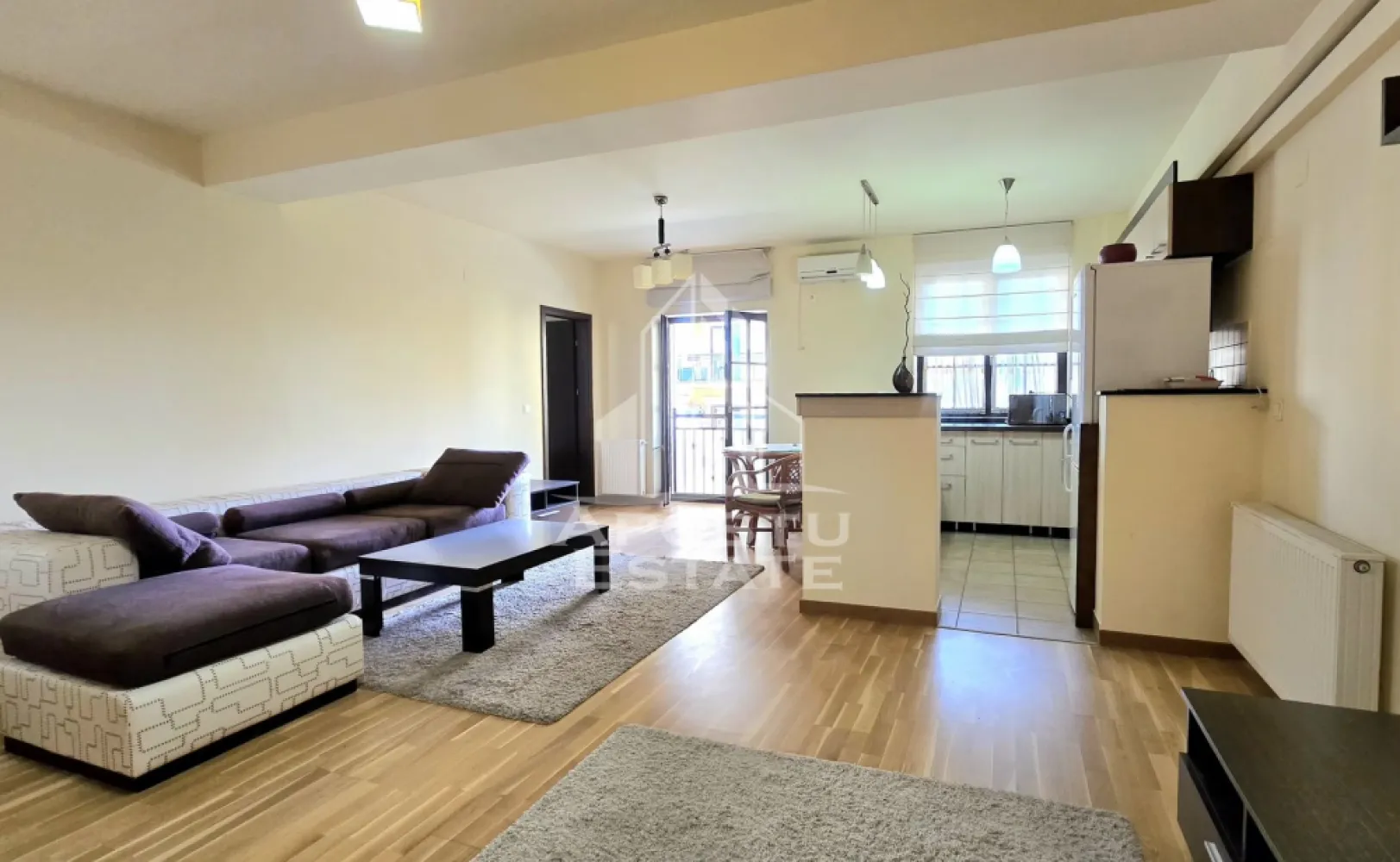 Apartament de vanzare cu 2 camere si loc de parcare, Mehala, an 2010 - Agentia imobiliara APOSTU ESTATE va propune spre vanzare, in exclusivitate, un apartament cu 2 camere, situat la parterul înalt al unui imobil construit in anul 2010, intr-o zona linistita si apreciata din cartierul Mehala, Timisoara.

La doar cateva sute de metri distanta fata de Lidl si numeroase alte spatii comerciale si statii ale mijloacelor de transport in comun.

Apartamentul dispune de 56 mpu. 
Este open-space, insa ofera posibilitatea inchiderii bucatariei.
Compartimentare practica si functionala, fiind ideal atat pentru locuit, cat si pentru investitie. Proprietatea se vinde complet mobilata si utilata, astfel incat viitorul proprietar se poate muta imediat, fara investitii suplimentare.

Compartimentare:
- hol de acces
- living spatios si luminos
- bucatarie partial deschisa, complet mobilata si utilata
- dormitor
- baie cu cada

Confortul termic este asigurat de centrala proprie (incalzire prin calorifere), oferind costuri reduse de intretinere si un plus de confort pe tot parcursul anului.
Aer conditionat montat in living.

Un avantaj important al proprietatii este locul de parcare inclus in cartea funciara. Parcare deschisa, acces cu telecomanda.

Beneficiaza de usa exterioara securizata, usi interioare cu toc dublu, gresie, faianta, parchet din lemn si geamuri termopan cu tamplarie inchisa la culoare, din lemn.

Apartamentul este amplasat intr-o zona rezidentiala linistita, cu acces facil catre mijloace de transport in comun, magazine, supermarketuri, farmacii, scoli si gradinite, fiind o alegere excelenta pentru familii, cupluri sau pentru cei care doresc o investitie imobiliara sigura.

Agentia imobiliara APOSTU ESTATE va ofera consultanta bancara gratuita prin intermediul colaboratorilor nostri pentru alegerea celui mai potrivit tip de credit, astfel incat tu sa poti deveni noul proprietar al acestui apartament.

Va asteptam cu drag la o vizionare!
Id Intern: CP3200791