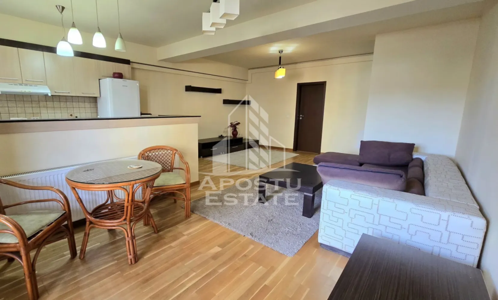Apartament de vanzare cu 2 camere si loc de parcare, Mehala, an 2010 - Agentia imobiliara APOSTU ESTATE va propune spre vanzare, in exclusivitate, un apartament cu 2 camere, situat la parterul înalt al unui imobil construit in anul 2010, intr-o zona linistita si apreciata din cartierul Mehala, Timisoara.

La doar cateva sute de metri distanta fata de Lidl si numeroase alte spatii comerciale si statii ale mijloacelor de transport in comun.

Apartamentul dispune de 56 mpu. 
Este open-space, insa ofera posibilitatea inchiderii bucatariei.
Compartimentare practica si functionala, fiind ideal atat pentru locuit, cat si pentru investitie. Proprietatea se vinde complet mobilata si utilata, astfel incat viitorul proprietar se poate muta imediat, fara investitii suplimentare.

Compartimentare:
- hol de acces
- living spatios si luminos
- bucatarie partial deschisa, complet mobilata si utilata
- dormitor
- baie cu cada

Confortul termic este asigurat de centrala proprie (incalzire prin calorifere), oferind costuri reduse de intretinere si un plus de confort pe tot parcursul anului.
Aer conditionat montat in living.

Un avantaj important al proprietatii este locul de parcare inclus in cartea funciara. Parcare deschisa, acces cu telecomanda.

Beneficiaza de usa exterioara securizata, usi interioare cu toc dublu, gresie, faianta, parchet din lemn si geamuri termopan cu tamplarie inchisa la culoare, din lemn.

Apartamentul este amplasat intr-o zona rezidentiala linistita, cu acces facil catre mijloace de transport in comun, magazine, supermarketuri, farmacii, scoli si gradinite, fiind o alegere excelenta pentru familii, cupluri sau pentru cei care doresc o investitie imobiliara sigura.

Agentia imobiliara APOSTU ESTATE va ofera consultanta bancara gratuita prin intermediul colaboratorilor nostri pentru alegerea celui mai potrivit tip de credit, astfel incat tu sa poti deveni noul proprietar al acestui apartament.

Va asteptam cu drag la o vizionare!
Id Intern: CP3200791