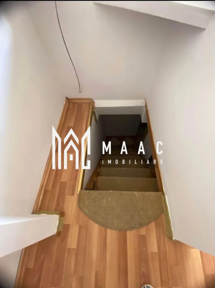 Casă 3 Camere | 75 mpu | Rășinari - MAAC Imobiliare oferă spre vânzare o casă situată în centrul Rășinariului, cu o suprafață utilă de 75 mp, ideală pentru locuire sau investiție.

Proprietatea dispune de curte comună și următoarea compartimentare:
3 dormitoare
2 băi
2 bucătării
Toate utilitățile, cu gazul la poartă

Casa este amplasată într-o zonă centrală, cu acces facil către magazine, transport și puncte de interes.

Pentru mai multe detalii specificati telefonic ID:CP2831499