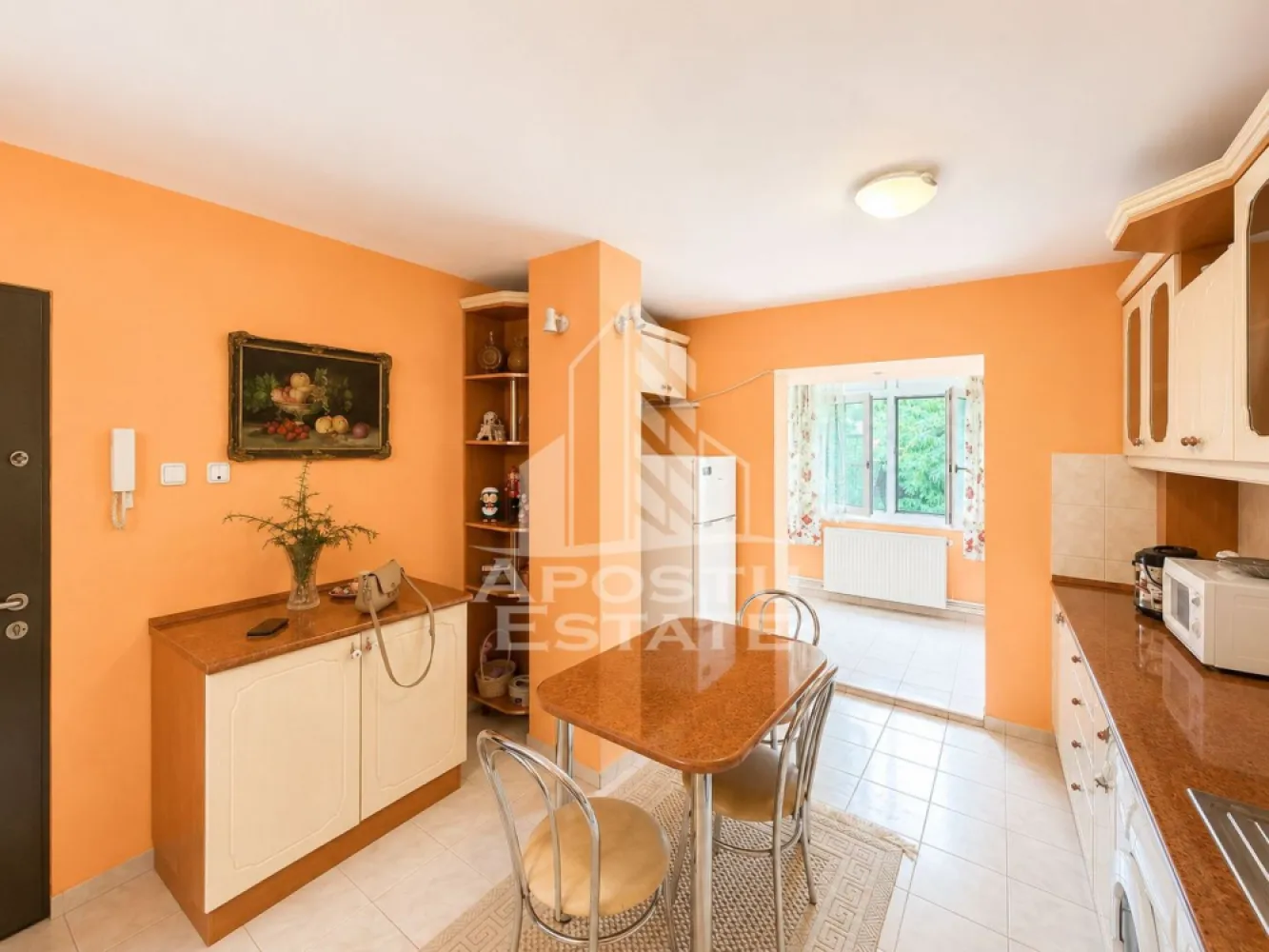 Apartament 2 camere de inchiriat, Zona Dorobantilor Timisoara - APOSTU ESTATE va propune spre inchiriere un apartament cu 2 camere decomandat, situat la etajul 3, intr-un imobil bine pozitionat in zona Dorobantilor din Timisoara. Proprietatea este ideala pentru un cuplu sau o familie care isi doreste confort, compartimentare eficienta si acces rapid catre scoli si puncte de interes importante.

Apartamentul este decomandat, cu o compartimentare practica ce ofera intimitate si functionalitate. Livingul este luminos si primitor, dormitorul este spatios, iar bucataria este separata, oferind suficient loc pentru gatit si depozitare. Baia este dotata cu cada, iar holul generos permite organizarea eficienta a spatiului.

Zona Dorobantilor este apreciata pentru accesibilitate si pentru apropierea de unitati de invatamant precum Liceul Tehnologic Energetic Regele Ferdinand I Timisoara si Scoala Gimnaziala nr 21, ceea ce face ca acest apartament de inchiriat in Dorobantilor sa fie o alegere potrivita pentru familii cu copii. In proximitate se gasesc magazine, supermarketuri, farmacii, banci si statii pentru mijloacele de transport in comun, cu legaturi rapide catre centrul orasului si alte zone importante din Timisoara.

Acest apartament 2 camere de inchiriat in Timisoara, zona Dorobantilor, imbina o locatie buna cu o compartimentare eficienta si este disponibil pentru mutare imediata. 
Va așteptam cu drag pentru vizionare