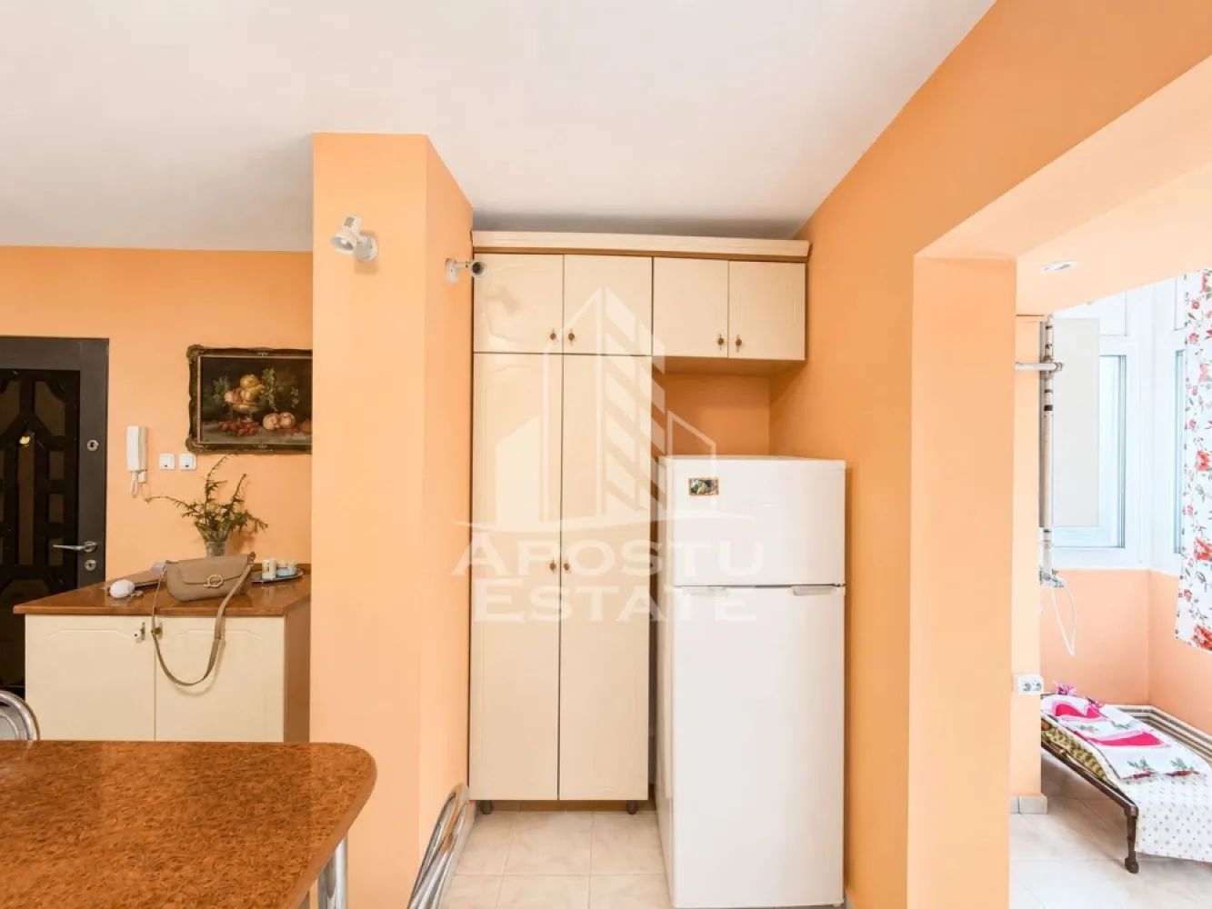 Apartament 2 camere de inchiriat, Zona Dorobantilor Timisoara - APOSTU ESTATE va propune spre inchiriere un apartament cu 2 camere decomandat, situat la etajul 3, intr-un imobil bine pozitionat in zona Dorobantilor din Timisoara. Proprietatea este ideala pentru un cuplu sau o familie care isi doreste confort, compartimentare eficienta si acces rapid catre scoli si puncte de interes importante.

Apartamentul este decomandat, cu o compartimentare practica ce ofera intimitate si functionalitate. Livingul este luminos si primitor, dormitorul este spatios, iar bucataria este separata, oferind suficient loc pentru gatit si depozitare. Baia este dotata cu cada, iar holul generos permite organizarea eficienta a spatiului.

Zona Dorobantilor este apreciata pentru accesibilitate si pentru apropierea de unitati de invatamant precum Liceul Tehnologic Energetic Regele Ferdinand I Timisoara si Scoala Gimnaziala nr 21, ceea ce face ca acest apartament de inchiriat in Dorobantilor sa fie o alegere potrivita pentru familii cu copii. In proximitate se gasesc magazine, supermarketuri, farmacii, banci si statii pentru mijloacele de transport in comun, cu legaturi rapide catre centrul orasului si alte zone importante din Timisoara.

Acest apartament 2 camere de inchiriat in Timisoara, zona Dorobantilor, imbina o locatie buna cu o compartimentare eficienta si este disponibil pentru mutare imediata. 
Va așteptam cu drag pentru vizionare