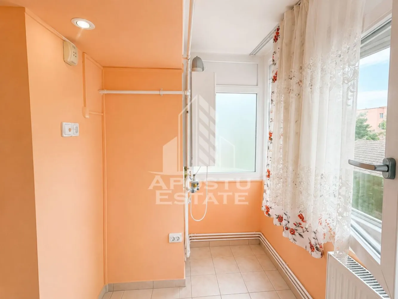 Apartament 2 camere de inchiriat, Zona Dorobantilor Timisoara - APOSTU ESTATE va propune spre inchiriere un apartament cu 2 camere decomandat, situat la etajul 3, intr-un imobil bine pozitionat in zona Dorobantilor din Timisoara. Proprietatea este ideala pentru un cuplu sau o familie care isi doreste confort, compartimentare eficienta si acces rapid catre scoli si puncte de interes importante.

Apartamentul este decomandat, cu o compartimentare practica ce ofera intimitate si functionalitate. Livingul este luminos si primitor, dormitorul este spatios, iar bucataria este separata, oferind suficient loc pentru gatit si depozitare. Baia este dotata cu cada, iar holul generos permite organizarea eficienta a spatiului.

Zona Dorobantilor este apreciata pentru accesibilitate si pentru apropierea de unitati de invatamant precum Liceul Tehnologic Energetic Regele Ferdinand I Timisoara si Scoala Gimnaziala nr 21, ceea ce face ca acest apartament de inchiriat in Dorobantilor sa fie o alegere potrivita pentru familii cu copii. In proximitate se gasesc magazine, supermarketuri, farmacii, banci si statii pentru mijloacele de transport in comun, cu legaturi rapide catre centrul orasului si alte zone importante din Timisoara.

Acest apartament 2 camere de inchiriat in Timisoara, zona Dorobantilor, imbina o locatie buna cu o compartimentare eficienta si este disponibil pentru mutare imediata. 
Va așteptam cu drag pentru vizionare
