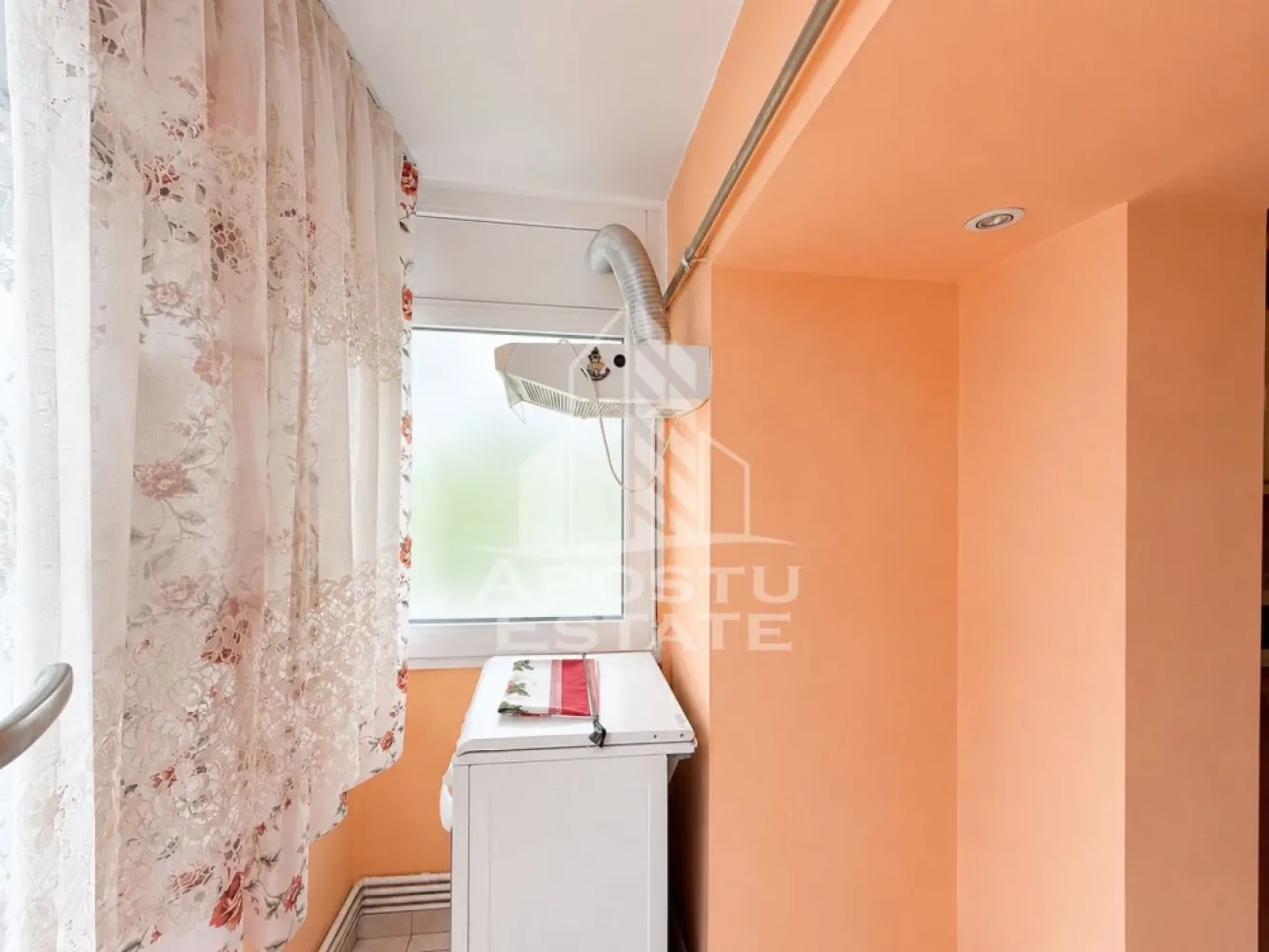 Apartament 2 camere de inchiriat, Zona Dorobantilor Timisoara - APOSTU ESTATE va propune spre inchiriere un apartament cu 2 camere decomandat, situat la etajul 3, intr-un imobil bine pozitionat in zona Dorobantilor din Timisoara. Proprietatea este ideala pentru un cuplu sau o familie care isi doreste confort, compartimentare eficienta si acces rapid catre scoli si puncte de interes importante.

Apartamentul este decomandat, cu o compartimentare practica ce ofera intimitate si functionalitate. Livingul este luminos si primitor, dormitorul este spatios, iar bucataria este separata, oferind suficient loc pentru gatit si depozitare. Baia este dotata cu cada, iar holul generos permite organizarea eficienta a spatiului.

Zona Dorobantilor este apreciata pentru accesibilitate si pentru apropierea de unitati de invatamant precum Liceul Tehnologic Energetic Regele Ferdinand I Timisoara si Scoala Gimnaziala nr 21, ceea ce face ca acest apartament de inchiriat in Dorobantilor sa fie o alegere potrivita pentru familii cu copii. In proximitate se gasesc magazine, supermarketuri, farmacii, banci si statii pentru mijloacele de transport in comun, cu legaturi rapide catre centrul orasului si alte zone importante din Timisoara.

Acest apartament 2 camere de inchiriat in Timisoara, zona Dorobantilor, imbina o locatie buna cu o compartimentare eficienta si este disponibil pentru mutare imediata. 
Va așteptam cu drag pentru vizionare