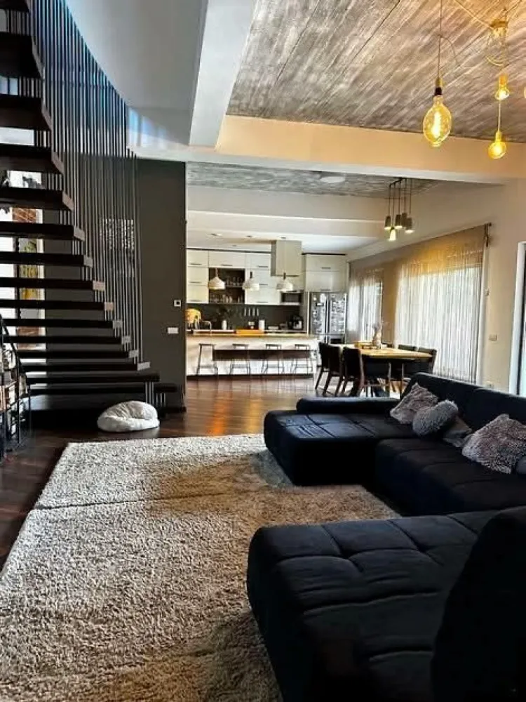 BRASADAS vinde casa RENOVATA 470mp in zona ULTRACENTRALA. - Agentia Imobiliara BRASADAS vinde casa cu 4 camere, suprafata 470mp. RENOVATA INTEGRAL situata in zona ULTRACENTRALA cu un teren de 6,7 ari. 
Constructia este dispusa pe parter si etaj, oferind spatii generoase si multipleposibilitati de compartimentare.
Cladirea include un spatiul comercial de aproximativ 110 mp situat la strada, cu intrare separata, ideal pentru showroom, cabinet, salon, birouri sau alte activitati comerciale.
Accesul in curtea proprietatii este separat, oferind intimitate zonei rezidentiale.

Compartimentare:
3 dormitoare spatioase (cu posibilitate de amenajare a mai multor camere)
2 saloane generoase
bucatarie
birou
dressing
lavanderie
3 bai
terasa exterioara

Exterior:
terasa cu zona barbeque
piscina (1,5 m adancime)
crama de vinuri
beci
Datorita pozitiei ultra centrale si suprafetei generoase, proprietatea este potrivita pentru locuinta
premium, clinica, birouri, pensiune boutique sau investitie imobiliara. 

Www.brasadas.com.