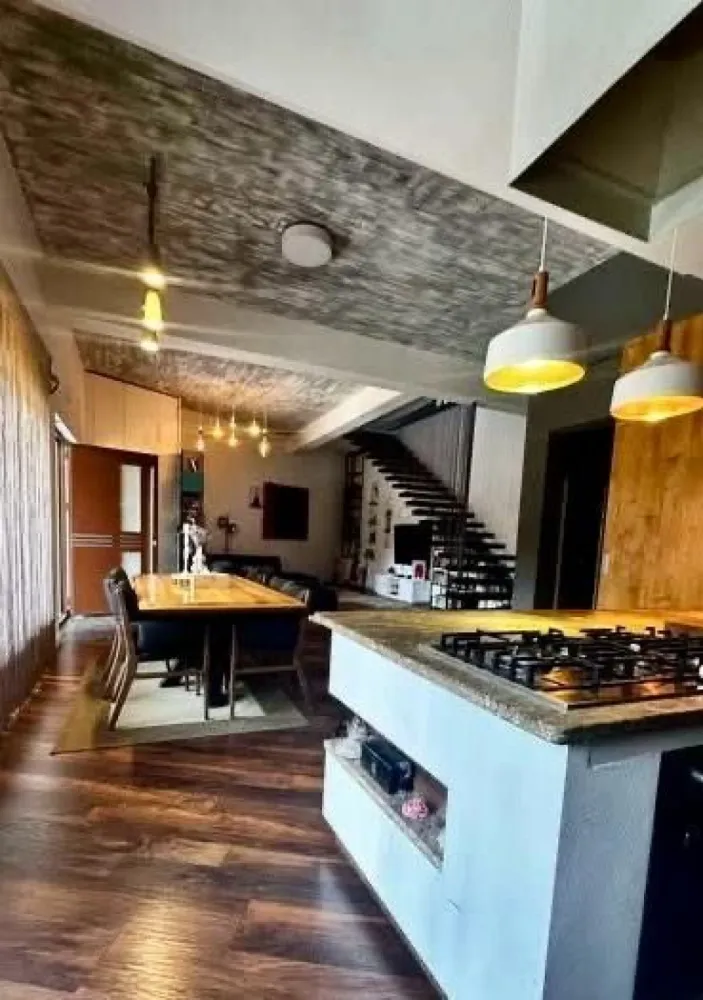 BRASADAS vinde casa RENOVATA 470mp in zona ULTRACENTRALA. - Agentia Imobiliara BRASADAS vinde casa cu 4 camere, suprafata 470mp. RENOVATA INTEGRAL situata in zona ULTRACENTRALA cu un teren de 6,7 ari. 
Constructia este dispusa pe parter si etaj, oferind spatii generoase si multipleposibilitati de compartimentare.
Cladirea include un spatiul comercial de aproximativ 110 mp situat la strada, cu intrare separata, ideal pentru showroom, cabinet, salon, birouri sau alte activitati comerciale.
Accesul in curtea proprietatii este separat, oferind intimitate zonei rezidentiale.

Compartimentare:
3 dormitoare spatioase (cu posibilitate de amenajare a mai multor camere)
2 saloane generoase
bucatarie
birou
dressing
lavanderie
3 bai
terasa exterioara

Exterior:
terasa cu zona barbeque
piscina (1,5 m adancime)
crama de vinuri
beci
Datorita pozitiei ultra centrale si suprafetei generoase, proprietatea este potrivita pentru locuinta
premium, clinica, birouri, pensiune boutique sau investitie imobiliara. 

Www.brasadas.com.