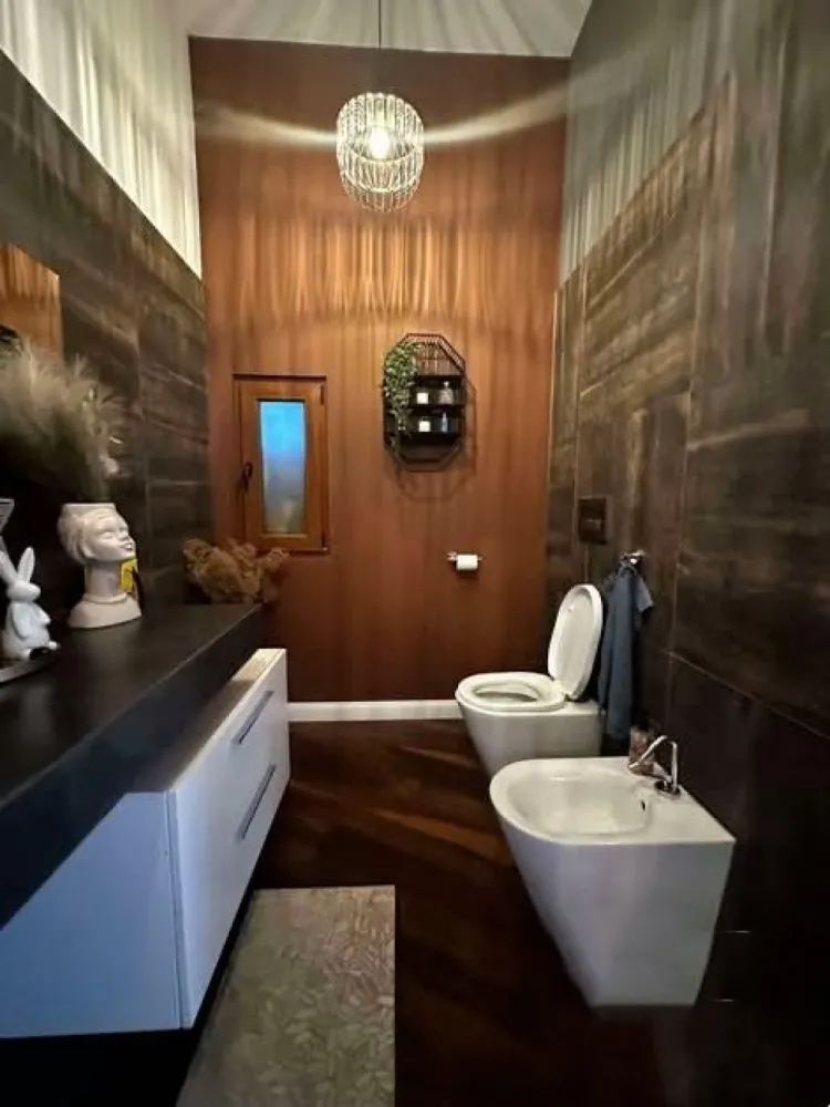 BRASADAS vinde casa RENOVATA 470mp in zona ULTRACENTRALA. - Agentia Imobiliara BRASADAS vinde casa cu 4 camere, suprafata 470mp. RENOVATA INTEGRAL situata in zona ULTRACENTRALA cu un teren de 6,7 ari. 
Constructia este dispusa pe parter si etaj, oferind spatii generoase si multipleposibilitati de compartimentare.
Cladirea include un spatiul comercial de aproximativ 110 mp situat la strada, cu intrare separata, ideal pentru showroom, cabinet, salon, birouri sau alte activitati comerciale.
Accesul in curtea proprietatii este separat, oferind intimitate zonei rezidentiale.

Compartimentare:
3 dormitoare spatioase (cu posibilitate de amenajare a mai multor camere)
2 saloane generoase
bucatarie
birou
dressing
lavanderie
3 bai
terasa exterioara

Exterior:
terasa cu zona barbeque
piscina (1,5 m adancime)
crama de vinuri
beci
Datorita pozitiei ultra centrale si suprafetei generoase, proprietatea este potrivita pentru locuinta
premium, clinica, birouri, pensiune boutique sau investitie imobiliara. 

Www.brasadas.com.