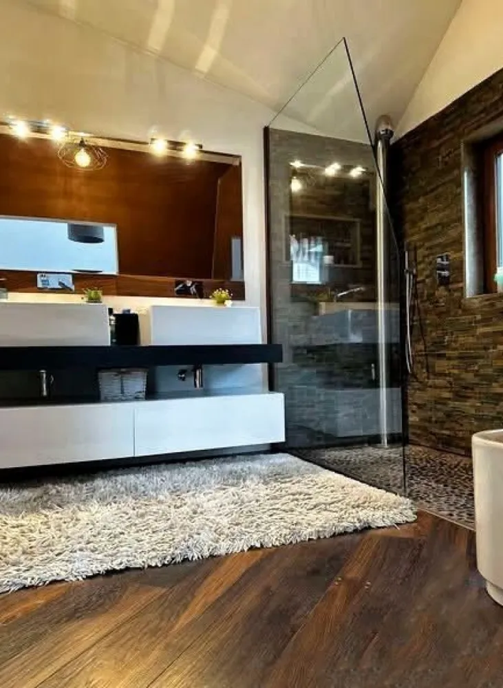 BRASADAS vinde casa RENOVATA 470mp in zona ULTRACENTRALA. - Agentia Imobiliara BRASADAS vinde casa cu 4 camere, suprafata 470mp. RENOVATA INTEGRAL situata in zona ULTRACENTRALA cu un teren de 6,7 ari. 
Constructia este dispusa pe parter si etaj, oferind spatii generoase si multipleposibilitati de compartimentare.
Cladirea include un spatiul comercial de aproximativ 110 mp situat la strada, cu intrare separata, ideal pentru showroom, cabinet, salon, birouri sau alte activitati comerciale.
Accesul in curtea proprietatii este separat, oferind intimitate zonei rezidentiale.

Compartimentare:
3 dormitoare spatioase (cu posibilitate de amenajare a mai multor camere)
2 saloane generoase
bucatarie
birou
dressing
lavanderie
3 bai
terasa exterioara

Exterior:
terasa cu zona barbeque
piscina (1,5 m adancime)
crama de vinuri
beci
Datorita pozitiei ultra centrale si suprafetei generoase, proprietatea este potrivita pentru locuinta
premium, clinica, birouri, pensiune boutique sau investitie imobiliara. 

Www.brasadas.com.
