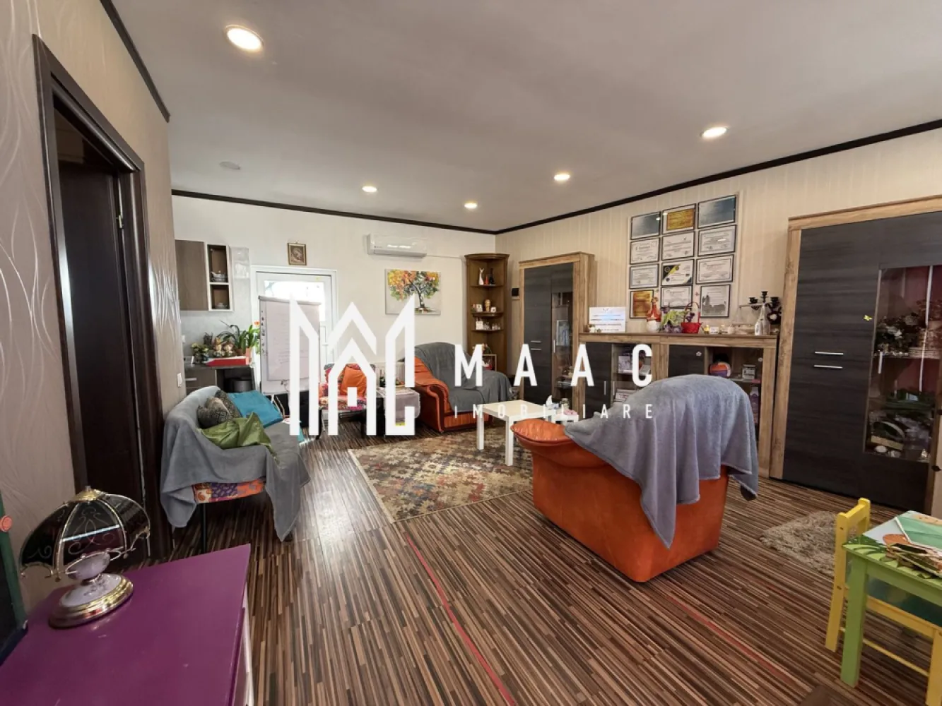 Casa pentru investitie | 8 camere | 215MP | P+M | Zona Garii - MAAC Imobiliare vă prezintă spre vânzare o proprietate cu potențial investițional ridicat, situată în zona Zona Gării Sibiu, aproape de punctele principale de interes ale orașului Sibiu.

Caracteristici:
Casă cu 8 camere, ideală pentru investiție.
Regim de înălțime Parter + Mansardă + Pod.
Suprafață utilă: 215 mp.
Mansarda este intabulată și a fost construită în anul 2000.
Proprietatea este în prezent închiriată integral, generând venit constant.

Compartimentare parter:
Spațiu comercial separat, închiriat în prezent, care dispune de baie proprie și spațiu pentru depozitare.
Apartament cu 2 camere, cu suprafață utilă de aproximativ 110 mp.
Apartamentul are acces atât din curte, cât și direct din strada principală.
Compartimentare apartament: living, dormitor, bucătărie, hol și două băi.
Acest spațiu este în prezent închiriat.

Compartimentare mansardă:
6 camere separate, fiecare cu baie proprie.
Una dintre camere beneficiază și de balcon.
Toate camerele sunt în prezent închiriate studenților.

Curte și acces:
Curte comună, utilizată împreună cu încă doi vecini care au drept de servitute.
Acces facil din strada principală.

Avantaje investiționale
Proprietatea este complet ocupată cu chiriași.
Venituri active din mai multe spații locative și comerciale.
Posibilitatea preluării proprietății împreună cu afacerea existentă.
Localizare excelentă, aproape de gară, transport public, magazine și instituții de învățământ.

Pentru mai multe detalii precizati telefonic ca ati vazut anuntul cu ID: CP2962172