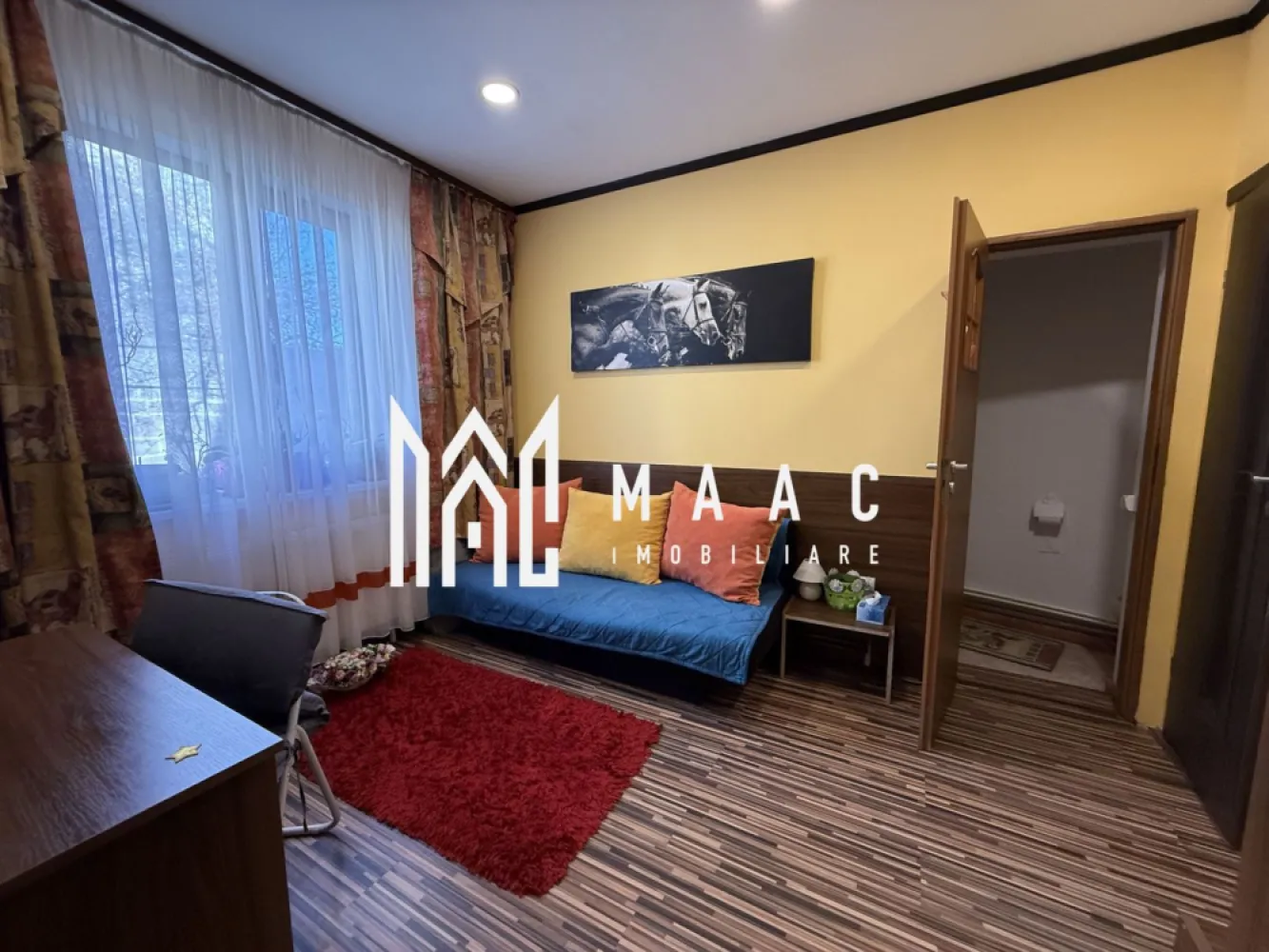 Casa pentru investitie | 8 camere | 215MP | P+M | Zona Garii - MAAC Imobiliare vă prezintă spre vânzare o proprietate cu potențial investițional ridicat, situată în zona Zona Gării Sibiu, aproape de punctele principale de interes ale orașului Sibiu.

Caracteristici:
Casă cu 8 camere, ideală pentru investiție.
Regim de înălțime Parter + Mansardă + Pod.
Suprafață utilă: 215 mp.
Mansarda este intabulată și a fost construită în anul 2000.
Proprietatea este în prezent închiriată integral, generând venit constant.

Compartimentare parter:
Spațiu comercial separat, închiriat în prezent, care dispune de baie proprie și spațiu pentru depozitare.
Apartament cu 2 camere, cu suprafață utilă de aproximativ 110 mp.
Apartamentul are acces atât din curte, cât și direct din strada principală.
Compartimentare apartament: living, dormitor, bucătărie, hol și două băi.
Acest spațiu este în prezent închiriat.

Compartimentare mansardă:
6 camere separate, fiecare cu baie proprie.
Una dintre camere beneficiază și de balcon.
Toate camerele sunt în prezent închiriate studenților.

Curte și acces:
Curte comună, utilizată împreună cu încă doi vecini care au drept de servitute.
Acces facil din strada principală.

Avantaje investiționale
Proprietatea este complet ocupată cu chiriași.
Venituri active din mai multe spații locative și comerciale.
Posibilitatea preluării proprietății împreună cu afacerea existentă.
Localizare excelentă, aproape de gară, transport public, magazine și instituții de învățământ.

Pentru mai multe detalii precizati telefonic ca ati vazut anuntul cu ID: CP2962172