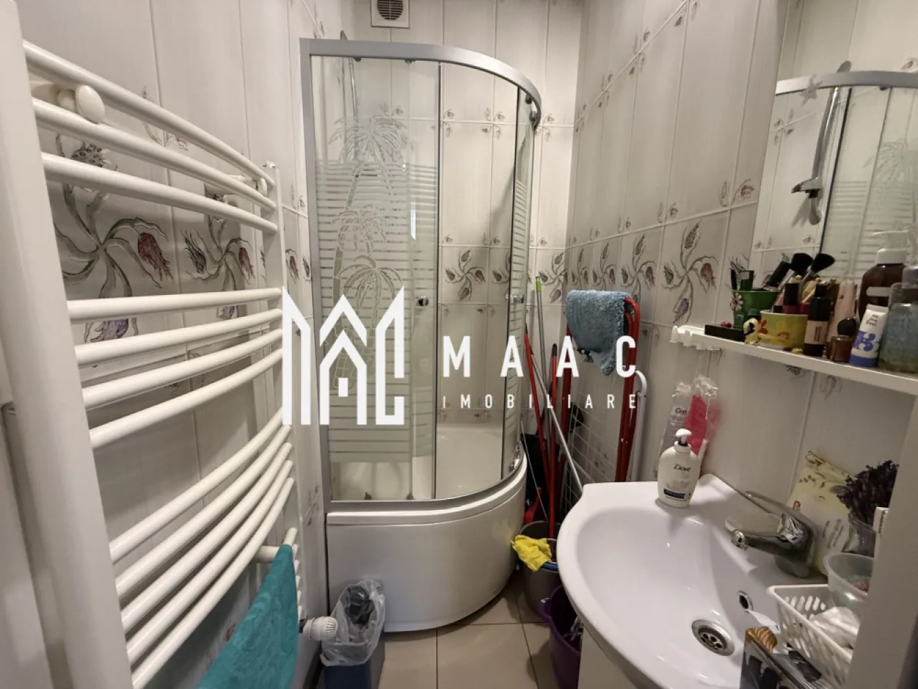 Casa pentru investitie | 8 camere | 215MP | P+M | Zona Garii - MAAC Imobiliare vă prezintă spre vânzare o proprietate cu potențial investițional ridicat, situată în zona Zona Gării Sibiu, aproape de punctele principale de interes ale orașului Sibiu.

Caracteristici:
Casă cu 8 camere, ideală pentru investiție.
Regim de înălțime Parter + Mansardă + Pod.
Suprafață utilă: 215 mp.
Mansarda este intabulată și a fost construită în anul 2000.
Proprietatea este în prezent închiriată integral, generând venit constant.

Compartimentare parter:
Spațiu comercial separat, închiriat în prezent, care dispune de baie proprie și spațiu pentru depozitare.
Apartament cu 2 camere, cu suprafață utilă de aproximativ 110 mp.
Apartamentul are acces atât din curte, cât și direct din strada principală.
Compartimentare apartament: living, dormitor, bucătărie, hol și două băi.
Acest spațiu este în prezent închiriat.

Compartimentare mansardă:
6 camere separate, fiecare cu baie proprie.
Una dintre camere beneficiază și de balcon.
Toate camerele sunt în prezent închiriate studenților.

Curte și acces:
Curte comună, utilizată împreună cu încă doi vecini care au drept de servitute.
Acces facil din strada principală.

Avantaje investiționale
Proprietatea este complet ocupată cu chiriași.
Venituri active din mai multe spații locative și comerciale.
Posibilitatea preluării proprietății împreună cu afacerea existentă.
Localizare excelentă, aproape de gară, transport public, magazine și instituții de învățământ.

Pentru mai multe detalii precizati telefonic ca ati vazut anuntul cu ID: CP2962172