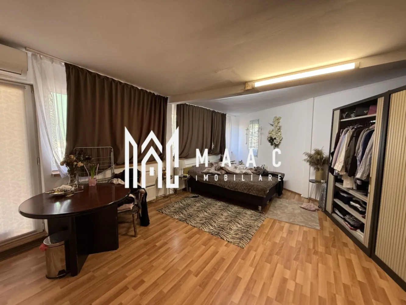 Casa pentru investitie | 8 camere | 215MP | P+M | Zona Garii - MAAC Imobiliare vă prezintă spre vânzare o proprietate cu potențial investițional ridicat, situată în zona Zona Gării Sibiu, aproape de punctele principale de interes ale orașului Sibiu.

Caracteristici:
Casă cu 8 camere, ideală pentru investiție.
Regim de înălțime Parter + Mansardă + Pod.
Suprafață utilă: 215 mp.
Mansarda este intabulată și a fost construită în anul 2000.
Proprietatea este în prezent închiriată integral, generând venit constant.

Compartimentare parter:
Spațiu comercial separat, închiriat în prezent, care dispune de baie proprie și spațiu pentru depozitare.
Apartament cu 2 camere, cu suprafață utilă de aproximativ 110 mp.
Apartamentul are acces atât din curte, cât și direct din strada principală.
Compartimentare apartament: living, dormitor, bucătărie, hol și două băi.
Acest spațiu este în prezent închiriat.

Compartimentare mansardă:
6 camere separate, fiecare cu baie proprie.
Una dintre camere beneficiază și de balcon.
Toate camerele sunt în prezent închiriate studenților.

Curte și acces:
Curte comună, utilizată împreună cu încă doi vecini care au drept de servitute.
Acces facil din strada principală.

Avantaje investiționale
Proprietatea este complet ocupată cu chiriași.
Venituri active din mai multe spații locative și comerciale.
Posibilitatea preluării proprietății împreună cu afacerea existentă.
Localizare excelentă, aproape de gară, transport public, magazine și instituții de învățământ.

Pentru mai multe detalii precizati telefonic ca ati vazut anuntul cu ID: CP2962172