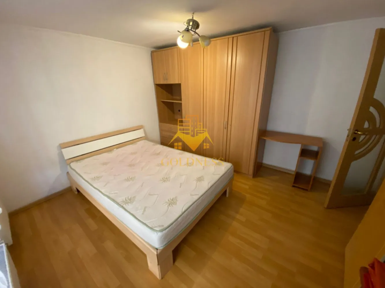 2 camere decomandate, Între Lacuri, Leroy Merlin, Profi, Pet Friendly - GOLDNESS Imobiliare vă propune spre închiriere un apartament cu 2 camere complet mobilat și utilat, la parter într-un imobil de 3 etaje, în Cartierul Intre Lacuri.
Posibilitatea de a parca in Zona!
Se află în apropierea stațiilor de transport în comun, magazine, restaurante, spații verzi, farmacii, etc. 

Apartamentul este compartimentat astfel:
 - dormitor cu pat matrimonial, dulap, birou
 - dormitor cu pat matrimonial, dressing, noptiere
 - bucatarie complet utilată și mobilata, loc de servit masa 
 - baie cu cabina de dus, calorifer port prosop și dulap pentru depozitare.

Imobilul este dotat cu toate cele necesare- centrală proprie, frigider, aragaz, hotă, mașină de spălat haine, etc. 

Dacă sunteți interesați de acest apartament și doriți să îl vizionați, dar și pentru alte oferte nu ezitați să ne contactați telefonic sau prin e-mail. Vă stăm la dispoziție!
Pentru intermediere se percepe un comision de 50% din prețul chiriei!