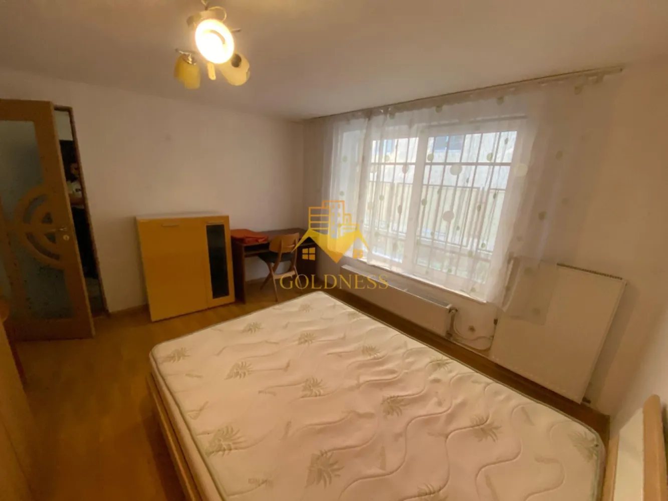 2 camere decomandate, Între Lacuri, Leroy Merlin, Profi, Pet Friendly - GOLDNESS Imobiliare vă propune spre închiriere un apartament cu 2 camere complet mobilat și utilat, la parter într-un imobil de 3 etaje, în Cartierul Intre Lacuri.
Posibilitatea de a parca in Zona!
Se află în apropierea stațiilor de transport în comun, magazine, restaurante, spații verzi, farmacii, etc. 

Apartamentul este compartimentat astfel:
 - dormitor cu pat matrimonial, dulap, birou
 - dormitor cu pat matrimonial, dressing, noptiere
 - bucatarie complet utilată și mobilata, loc de servit masa 
 - baie cu cabina de dus, calorifer port prosop și dulap pentru depozitare.

Imobilul este dotat cu toate cele necesare- centrală proprie, frigider, aragaz, hotă, mașină de spălat haine, etc. 

Dacă sunteți interesați de acest apartament și doriți să îl vizionați, dar și pentru alte oferte nu ezitați să ne contactați telefonic sau prin e-mail. Vă stăm la dispoziție!
Pentru intermediere se percepe un comision de 50% din prețul chiriei!