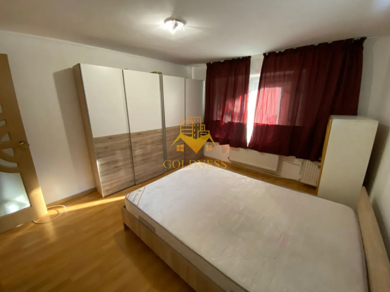 2 camere decomandate, Între Lacuri, Leroy Merlin, Profi, Pet Friendly - GOLDNESS Imobiliare vă propune spre închiriere un apartament cu 2 camere complet mobilat și utilat, la parter într-un imobil de 3 etaje, în Cartierul Intre Lacuri.
Posibilitatea de a parca in Zona!
Se află în apropierea stațiilor de transport în comun, magazine, restaurante, spații verzi, farmacii, etc. 

Apartamentul este compartimentat astfel:
 - dormitor cu pat matrimonial, dulap, birou
 - dormitor cu pat matrimonial, dressing, noptiere
 - bucatarie complet utilată și mobilata, loc de servit masa 
 - baie cu cabina de dus, calorifer port prosop și dulap pentru depozitare.

Imobilul este dotat cu toate cele necesare- centrală proprie, frigider, aragaz, hotă, mașină de spălat haine, etc. 

Dacă sunteți interesați de acest apartament și doriți să îl vizionați, dar și pentru alte oferte nu ezitați să ne contactați telefonic sau prin e-mail. Vă stăm la dispoziție!
Pentru intermediere se percepe un comision de 50% din prețul chiriei!