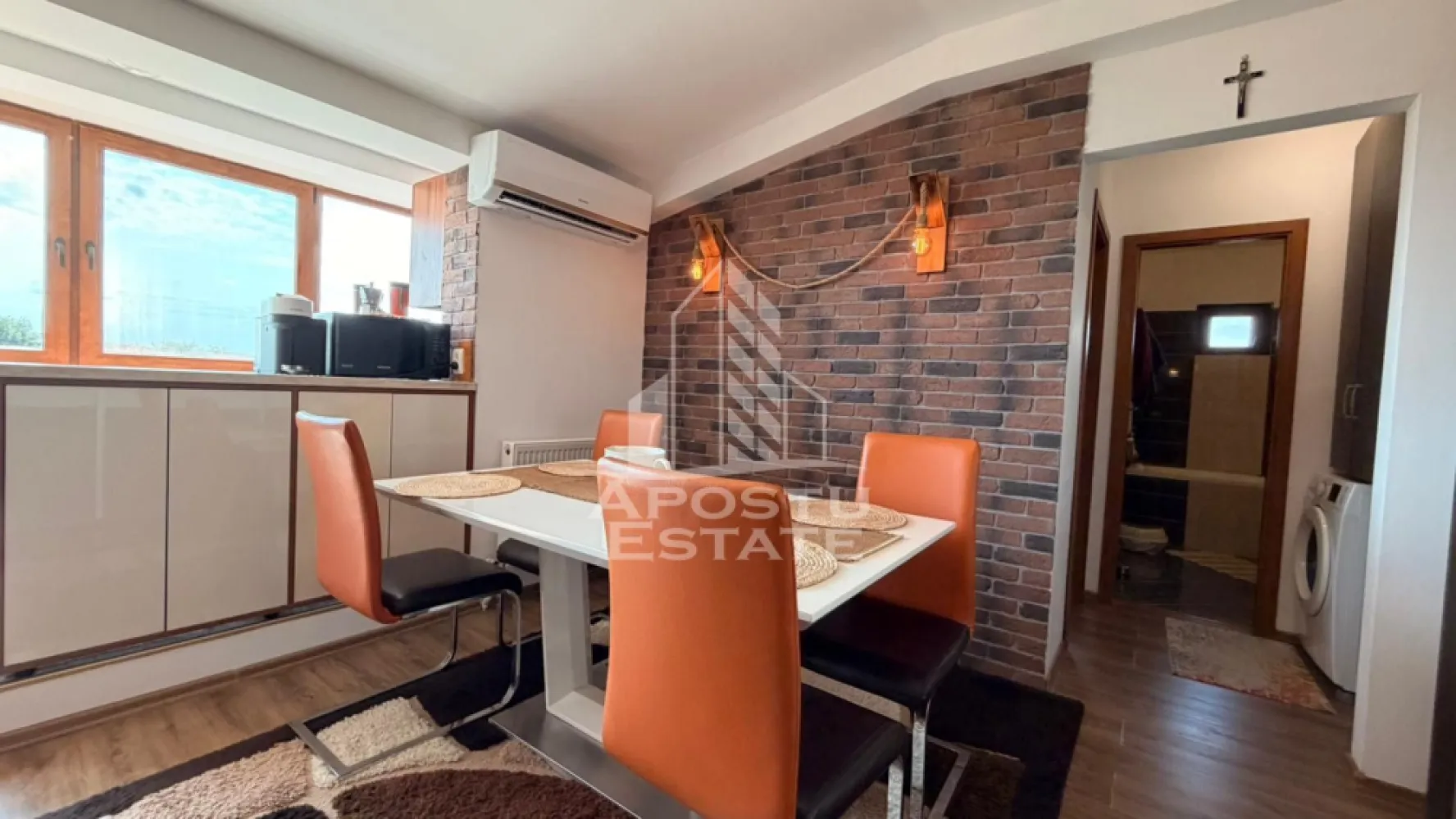 Apartament cu 3 camere de vanzare in zona Soarelui, Timisoara - Agentia imobiliara APOSTU ESTATE va propune spre vanzare un apartament cu 3 camere decomandate, situat in zona Soarelui, ideal pentru o familie care isi doreste confort, spatii generoase si o locuinta pregatita pentru mutare.

Apartamentul este amplasat la mansarda unui bloc construit in anul 1981, mansardarea fiind realizata in 2013. Beneficiaza de geamuri clasice (fara velux), izolatie cu vata minerala si pod vizitabil, oferind un plus de confort termic si spatiu pentru depozitare.

Compartimentare:
• Living generos, compartimentat in zona de living si zona de dining
• Bucatarie
• 2 dormitoare decomandate
• Dormitor matrimonial cu balcon
• 2 bai (o baie de serviciu si o baie cu cada, geam pentru aerisire naturala si bideu)

Caracteristici si dotari:
• Compartimentare decomandata
• Mansarda cu geamuri clasice, fara velux
• Izolatie cu vata minerala
• Pod vizitabil
• Se vinde complet mobilat si utilat, gata pentru mutare
• Locuri de parcare disponibile
• Curte interioara destinata exclusiv rezidentilor

Vecinatati:
• Mijloace de transport in comun
• Magazine si supermarketuri
• Scoli si gradinite
• Parcuri si zone verzi

Apartamentul se remarca prin compartimentarea eficienta, suprafata generoasa si confortul oferit, fiind o alegere excelenta atat pentru locuinta proprie, cat si pentru investitie.

Pentru mai multe detalii si programarea unei vizionari, va stam cu drag la dispozitie.

Agentia imobiliara Apostu Estate va ofera consultanta bancara gratuita prin intermediul colaboratorilor nostri pentru alegerea celui mai potrivit tip de credit, astfel incat tu sa devi noul proprietar al acestui apartament.
CP3211679