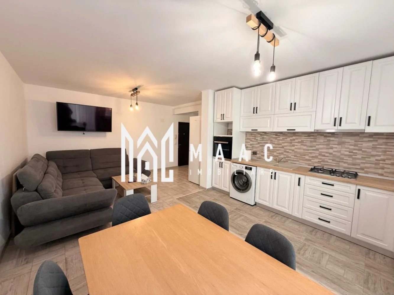 Apartament 3 camere | Etaj 1 | Terasă 10 mp | City Residence - MAAC Imobiliare vă propune spre închiriere un apartament modern cu 3 camere, situat la etajul 1 al unui imobil prevăzut cu lift, în ansamblul rezidențial City Residence Sibiu, cu acces facil către centrul orașului Sibiu, magazine, școli și mijloace de transport.

Apartamentul este luminos, bine compartimentat și complet amenajat, fiind pregătit pentru mutare imediată.

Compartimentare
 • living spațios și luminos cu bucătărie open-space
 • dormitor matrimonial cu baie proprie, dotată cu cadă și bideu
 • al doilea dormitor fiind spațios și luminos
 • a doua baie echipată cu cabină de duș
 • terasă generoasă de aproximativ 10 mp, dispusă pe întreaga lungime a apartamentului, ideală pentru relaxare sau amenajarea unei zone verzi

Avantaje
 • imobil dotat cu lift
 • apartament complet mobilat și utilat
 • loc de parcare privat inclus în preț
 • zonă rezidențială modernă, cu acces rapid către principalele puncte de interes din oraș

Pentru mai multe detalii sau pentru programarea unei vizionări, vă rugăm să ne contactați și să menționați ID-ul proprietății: CP2974119.