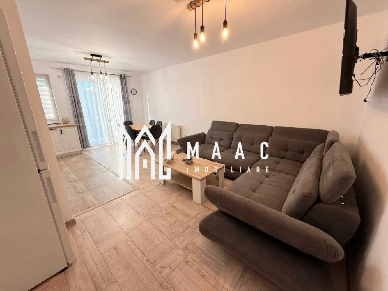 Apartament 3 camere | Etaj 1 | Terasă 10 mp | City Residence - MAAC Imobiliare vă propune spre închiriere un apartament modern cu 3 camere, situat la etajul 1 al unui imobil prevăzut cu lift, în ansamblul rezidențial City Residence Sibiu, cu acces facil către centrul orașului Sibiu, magazine, școli și mijloace de transport.

Apartamentul este luminos, bine compartimentat și complet amenajat, fiind pregătit pentru mutare imediată.

Compartimentare
 • living spațios și luminos cu bucătărie open-space
 • dormitor matrimonial cu baie proprie, dotată cu cadă și bideu
 • al doilea dormitor fiind spațios și luminos
 • a doua baie echipată cu cabină de duș
 • terasă generoasă de aproximativ 10 mp, dispusă pe întreaga lungime a apartamentului, ideală pentru relaxare sau amenajarea unei zone verzi

Avantaje
 • imobil dotat cu lift
 • apartament complet mobilat și utilat
 • loc de parcare privat inclus în preț
 • zonă rezidențială modernă, cu acces rapid către principalele puncte de interes din oraș

Pentru mai multe detalii sau pentru programarea unei vizionări, vă rugăm să ne contactați și să menționați ID-ul proprietății: CP2974119.