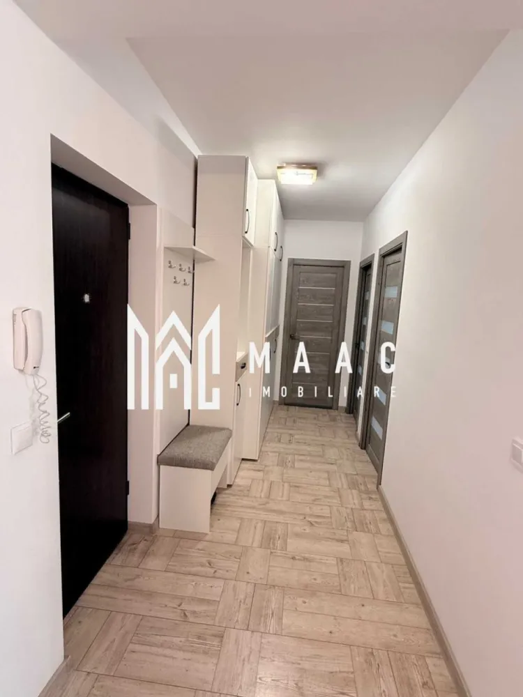 Apartament 3 camere | Etaj 1 | Terasă 10 mp | City Residence - MAAC Imobiliare vă propune spre închiriere un apartament modern cu 3 camere, situat la etajul 1 al unui imobil prevăzut cu lift, în ansamblul rezidențial City Residence Sibiu, cu acces facil către centrul orașului Sibiu, magazine, școli și mijloace de transport.

Apartamentul este luminos, bine compartimentat și complet amenajat, fiind pregătit pentru mutare imediată.

Compartimentare
 • living spațios și luminos cu bucătărie open-space
 • dormitor matrimonial cu baie proprie, dotată cu cadă și bideu
 • al doilea dormitor fiind spațios și luminos
 • a doua baie echipată cu cabină de duș
 • terasă generoasă de aproximativ 10 mp, dispusă pe întreaga lungime a apartamentului, ideală pentru relaxare sau amenajarea unei zone verzi

Avantaje
 • imobil dotat cu lift
 • apartament complet mobilat și utilat
 • loc de parcare privat inclus în preț
 • zonă rezidențială modernă, cu acces rapid către principalele puncte de interes din oraș

Pentru mai multe detalii sau pentru programarea unei vizionări, vă rugăm să ne contactați și să menționați ID-ul proprietății: CP2974119.