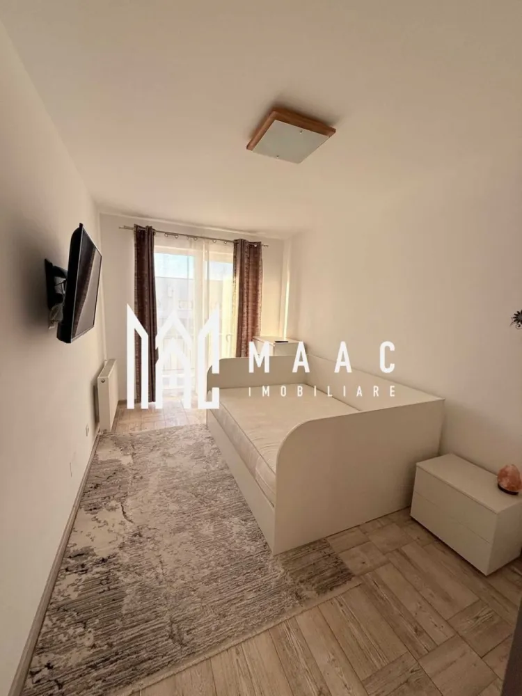 Apartament 3 camere | Etaj 1 | Terasă 10 mp | City Residence - MAAC Imobiliare vă propune spre închiriere un apartament modern cu 3 camere, situat la etajul 1 al unui imobil prevăzut cu lift, în ansamblul rezidențial City Residence Sibiu, cu acces facil către centrul orașului Sibiu, magazine, școli și mijloace de transport.

Apartamentul este luminos, bine compartimentat și complet amenajat, fiind pregătit pentru mutare imediată.

Compartimentare
 • living spațios și luminos cu bucătărie open-space
 • dormitor matrimonial cu baie proprie, dotată cu cadă și bideu
 • al doilea dormitor fiind spațios și luminos
 • a doua baie echipată cu cabină de duș
 • terasă generoasă de aproximativ 10 mp, dispusă pe întreaga lungime a apartamentului, ideală pentru relaxare sau amenajarea unei zone verzi

Avantaje
 • imobil dotat cu lift
 • apartament complet mobilat și utilat
 • loc de parcare privat inclus în preț
 • zonă rezidențială modernă, cu acces rapid către principalele puncte de interes din oraș

Pentru mai multe detalii sau pentru programarea unei vizionări, vă rugăm să ne contactați și să menționați ID-ul proprietății: CP2974119.