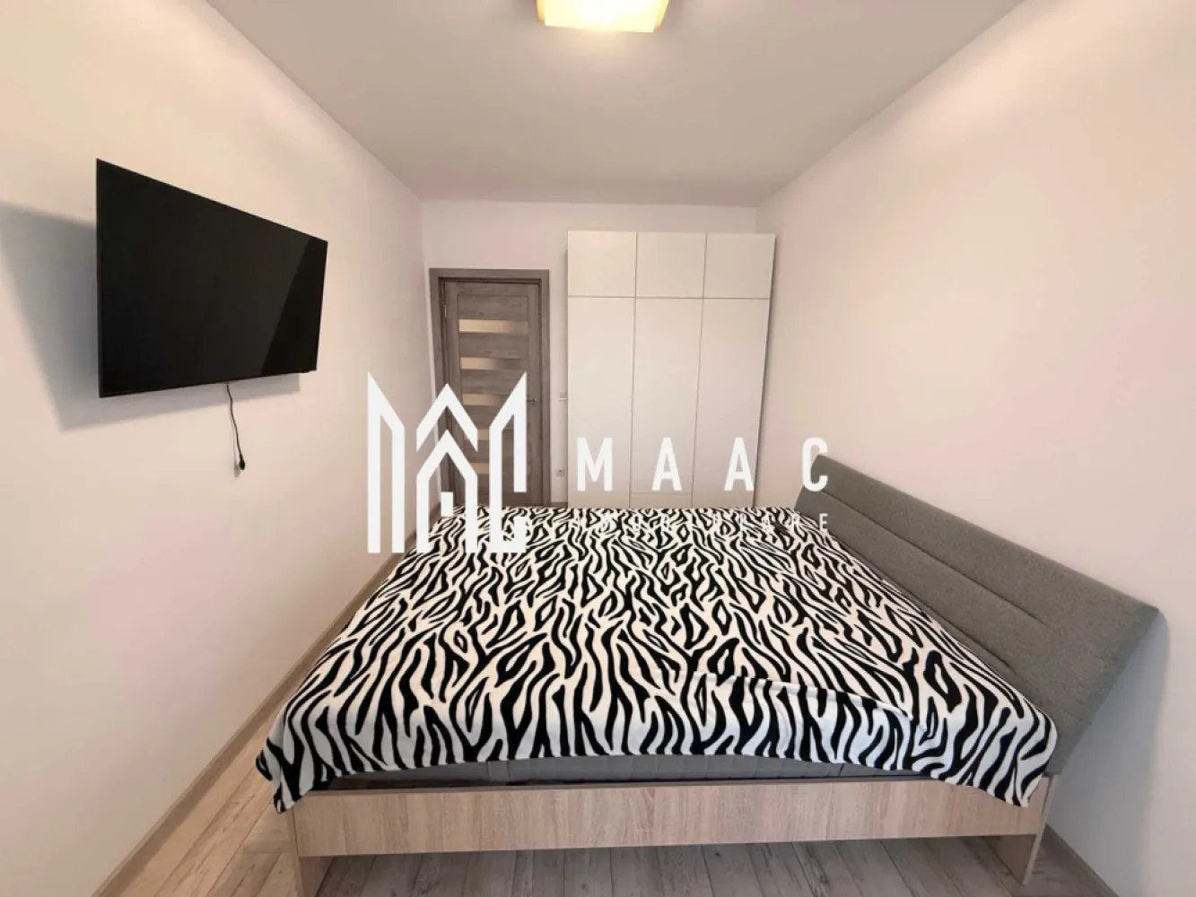 Apartament 3 camere | Etaj 1 | Terasă 10 mp | City Residence - MAAC Imobiliare vă propune spre închiriere un apartament modern cu 3 camere, situat la etajul 1 al unui imobil prevăzut cu lift, în ansamblul rezidențial City Residence Sibiu, cu acces facil către centrul orașului Sibiu, magazine, școli și mijloace de transport.

Apartamentul este luminos, bine compartimentat și complet amenajat, fiind pregătit pentru mutare imediată.

Compartimentare
 • living spațios și luminos cu bucătărie open-space
 • dormitor matrimonial cu baie proprie, dotată cu cadă și bideu
 • al doilea dormitor fiind spațios și luminos
 • a doua baie echipată cu cabină de duș
 • terasă generoasă de aproximativ 10 mp, dispusă pe întreaga lungime a apartamentului, ideală pentru relaxare sau amenajarea unei zone verzi

Avantaje
 • imobil dotat cu lift
 • apartament complet mobilat și utilat
 • loc de parcare privat inclus în preț
 • zonă rezidențială modernă, cu acces rapid către principalele puncte de interes din oraș

Pentru mai multe detalii sau pentru programarea unei vizionări, vă rugăm să ne contactați și să menționați ID-ul proprietății: CP2974119.