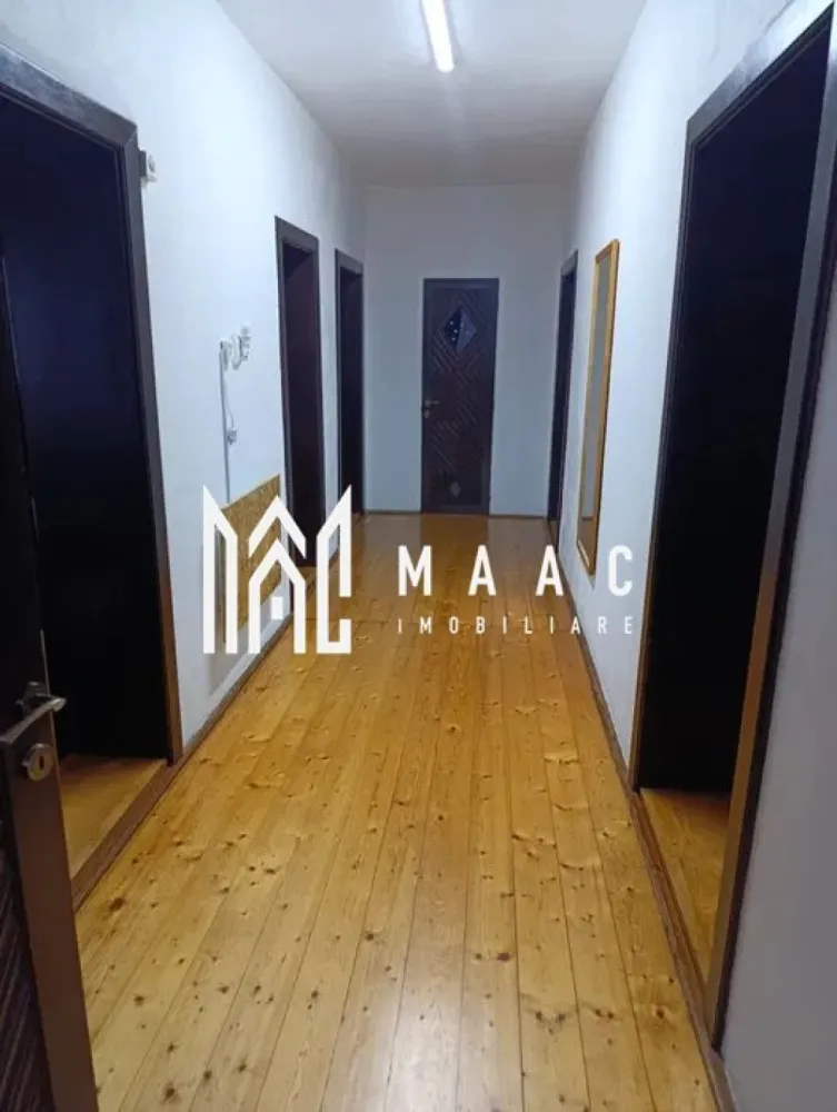 Apartament 3 camere | Etaj 1 | 99 MPU | Mobilat | Cisnadie - MAAC Imobiliare vă prezintă spre vânzare un apartament cu 3 camere, situat la etajul 1 al unei clădiri din Cisnădie.

Caracteristici:
Apartamentul ocupă integral etajul 1 al imobilului.
Suprafață utilă de 99 mp.
Intrare separată față de restul imobilului.
Se vinde mobilat, fiind pregătit pentru mutare imediată.
Acoperișul imobilului a fost schimbat recent.

Compartimentare:
Acces prin casă a scării proprie și hol de intrare.
Al doilea hol interior care face legătura către toate încăperile.
3 dormitoare.
Bucătărie separată.
Baie.
Debara practică pentru depozitare.

Curte și spații comune:
Curte comună în suprafață totală de 134 mp.
Apartamentul beneficiază de cotă parte de 50% din curte, respectiv aproximativ 67 mp.
În imobil mai locuiesc doar doi vecini la parter, oferind un plus de liniște și intimitate.

Pentru mai multe detalii precizati telefonic ca ati vazut anuntul cu ID: CP2966796