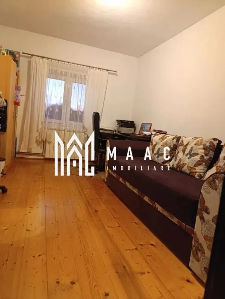 Apartament 3 camere | Etaj 1 | 99 MPU | Mobilat | Cisnadie - MAAC Imobiliare vă prezintă spre vânzare un apartament cu 3 camere, situat la etajul 1 al unei clădiri din Cisnădie.

Caracteristici:
Apartamentul ocupă integral etajul 1 al imobilului.
Suprafață utilă de 99 mp.
Intrare separată față de restul imobilului.
Se vinde mobilat, fiind pregătit pentru mutare imediată.
Acoperișul imobilului a fost schimbat recent.

Compartimentare:
Acces prin casă a scării proprie și hol de intrare.
Al doilea hol interior care face legătura către toate încăperile.
3 dormitoare.
Bucătărie separată.
Baie.
Debara practică pentru depozitare.

Curte și spații comune:
Curte comună în suprafață totală de 134 mp.
Apartamentul beneficiază de cotă parte de 50% din curte, respectiv aproximativ 67 mp.
În imobil mai locuiesc doar doi vecini la parter, oferind un plus de liniște și intimitate.

Pentru mai multe detalii precizati telefonic ca ati vazut anuntul cu ID: CP2966796