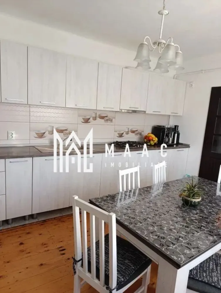 Apartament 3 camere | Etaj 1 | 99 MPU | Mobilat | Cisnadie - MAAC Imobiliare vă prezintă spre vânzare un apartament cu 3 camere, situat la etajul 1 al unei clădiri din Cisnădie.

Caracteristici:
Apartamentul ocupă integral etajul 1 al imobilului.
Suprafață utilă de 99 mp.
Intrare separată față de restul imobilului.
Se vinde mobilat, fiind pregătit pentru mutare imediată.
Acoperișul imobilului a fost schimbat recent.

Compartimentare:
Acces prin casă a scării proprie și hol de intrare.
Al doilea hol interior care face legătura către toate încăperile.
3 dormitoare.
Bucătărie separată.
Baie.
Debara practică pentru depozitare.

Curte și spații comune:
Curte comună în suprafață totală de 134 mp.
Apartamentul beneficiază de cotă parte de 50% din curte, respectiv aproximativ 67 mp.
În imobil mai locuiesc doar doi vecini la parter, oferind un plus de liniște și intimitate.

Pentru mai multe detalii precizati telefonic ca ati vazut anuntul cu ID: CP2966796