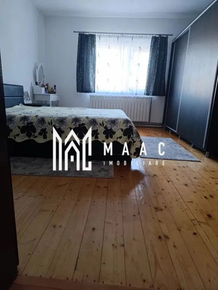 Apartament 3 camere | Etaj 1 | 99 MPU | Mobilat | Cisnadie - MAAC Imobiliare vă prezintă spre vânzare un apartament cu 3 camere, situat la etajul 1 al unei clădiri din Cisnădie.

Caracteristici:
Apartamentul ocupă integral etajul 1 al imobilului.
Suprafață utilă de 99 mp.
Intrare separată față de restul imobilului.
Se vinde mobilat, fiind pregătit pentru mutare imediată.
Acoperișul imobilului a fost schimbat recent.

Compartimentare:
Acces prin casă a scării proprie și hol de intrare.
Al doilea hol interior care face legătura către toate încăperile.
3 dormitoare.
Bucătărie separată.
Baie.
Debara practică pentru depozitare.

Curte și spații comune:
Curte comună în suprafață totală de 134 mp.
Apartamentul beneficiază de cotă parte de 50% din curte, respectiv aproximativ 67 mp.
În imobil mai locuiesc doar doi vecini la parter, oferind un plus de liniște și intimitate.

Pentru mai multe detalii precizati telefonic ca ati vazut anuntul cu ID: CP2966796