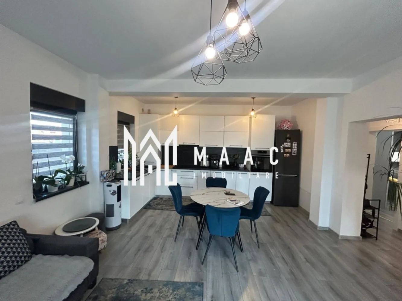 Apartament la Casă | 3 Camere | 64MPU | 83MP Curte I Șelimbăr - MAAC Imobiliare va propune spre vanzare un apartament situat la casă în Șelimbăr, ideal pentru cei care își doresc confortul unui apartament combinat cu avantajul unei curți proprii.

Detalii proprietate:
Suprafață utilă: 64 mp
Curte proprie: 83 mp, pavată
Compartimentare practică și luminoasă

Compartimentare:
2 dormitoare
Living open-space cu bucătărie
Baie cu cadă și geam pentru aerisire naturală
Spațiu de depozitare

Dotări și finisaje:
Încălzire în pardoseală
Parchet, gresie și faianță
Apartamentul se vinde complet mobilat, exact ca în poze
La cerere, proprietatea se poate vinde și nemobilată sau neutilată, în funcție de preferințele cumpărătorului.
Curtea proprie oferă un spațiu ideal pentru relaxare, grătar sau amenajarea unei mici zone verzi.

Pentru mai multe detalii și programarea unei vizionări, vă invităm să contactați Maac Imobiliare, specificând ID: CP2971608.