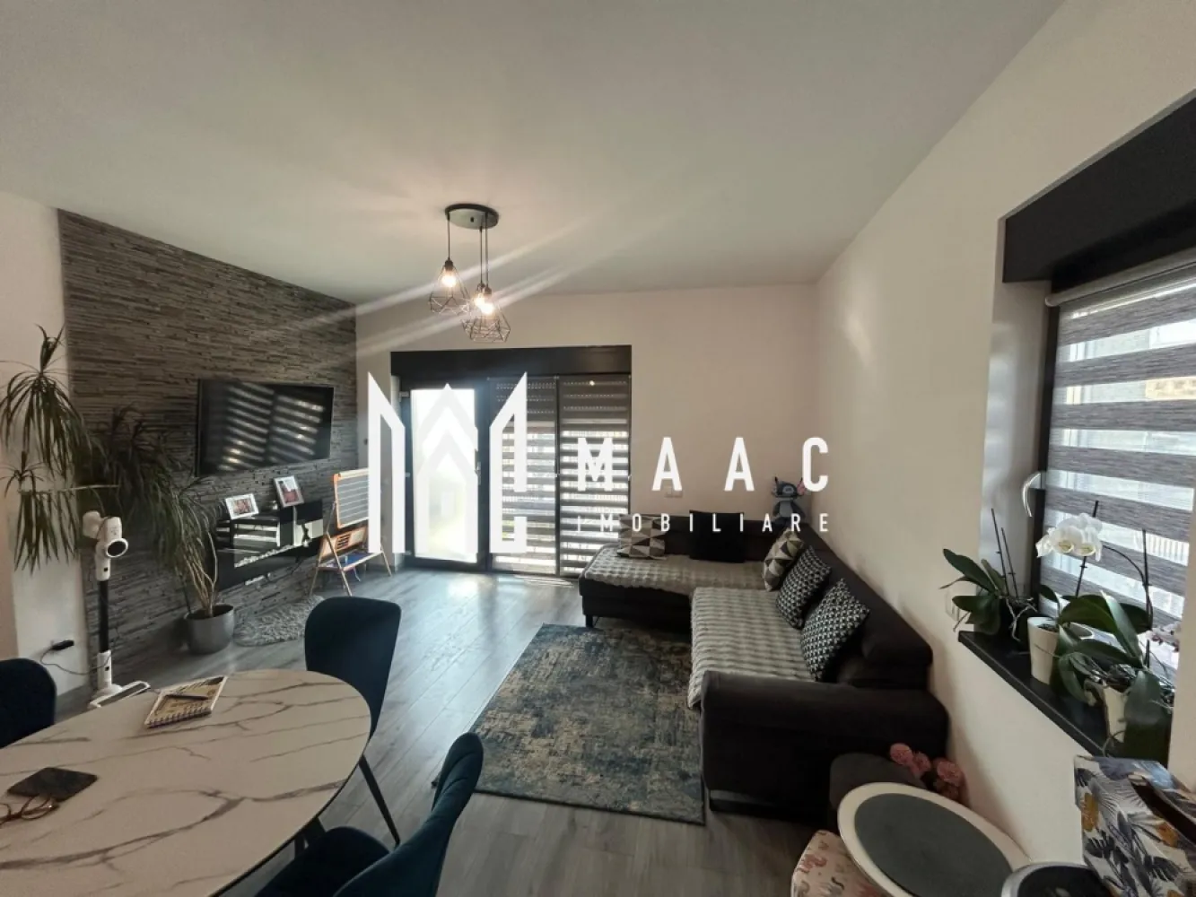 Apartament la Casă | 3 Camere | 64MPU | 83MP Curte I Șelimbăr - MAAC Imobiliare va propune spre vanzare un apartament situat la casă în Șelimbăr, ideal pentru cei care își doresc confortul unui apartament combinat cu avantajul unei curți proprii.

Detalii proprietate:
Suprafață utilă: 64 mp
Curte proprie: 83 mp, pavată
Compartimentare practică și luminoasă

Compartimentare:
2 dormitoare
Living open-space cu bucătărie
Baie cu cadă și geam pentru aerisire naturală
Spațiu de depozitare

Dotări și finisaje:
Încălzire în pardoseală
Parchet, gresie și faianță
Apartamentul se vinde complet mobilat, exact ca în poze
La cerere, proprietatea se poate vinde și nemobilată sau neutilată, în funcție de preferințele cumpărătorului.
Curtea proprie oferă un spațiu ideal pentru relaxare, grătar sau amenajarea unei mici zone verzi.

Pentru mai multe detalii și programarea unei vizionări, vă invităm să contactați Maac Imobiliare, specificând ID: CP2971608.