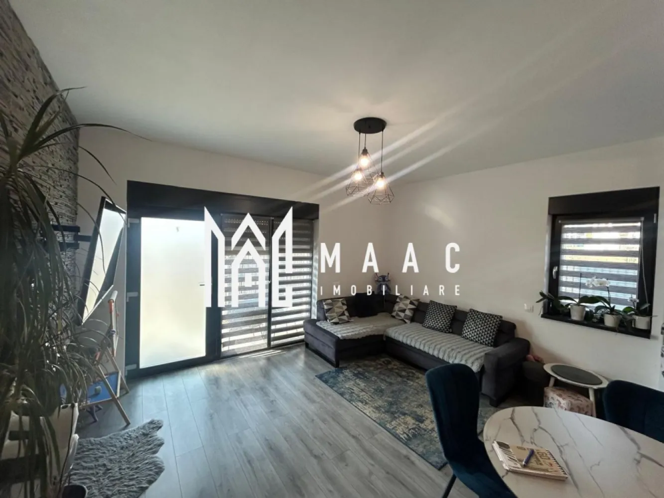 Apartament la Casă | 3 Camere | 64MPU | 83MP Curte I Șelimbăr - MAAC Imobiliare va propune spre vanzare un apartament situat la casă în Șelimbăr, ideal pentru cei care își doresc confortul unui apartament combinat cu avantajul unei curți proprii.

Detalii proprietate:
Suprafață utilă: 64 mp
Curte proprie: 83 mp, pavată
Compartimentare practică și luminoasă

Compartimentare:
2 dormitoare
Living open-space cu bucătărie
Baie cu cadă și geam pentru aerisire naturală
Spațiu de depozitare

Dotări și finisaje:
Încălzire în pardoseală
Parchet, gresie și faianță
Apartamentul se vinde complet mobilat, exact ca în poze
La cerere, proprietatea se poate vinde și nemobilată sau neutilată, în funcție de preferințele cumpărătorului.
Curtea proprie oferă un spațiu ideal pentru relaxare, grătar sau amenajarea unei mici zone verzi.

Pentru mai multe detalii și programarea unei vizionări, vă invităm să contactați Maac Imobiliare, specificând ID: CP2971608.