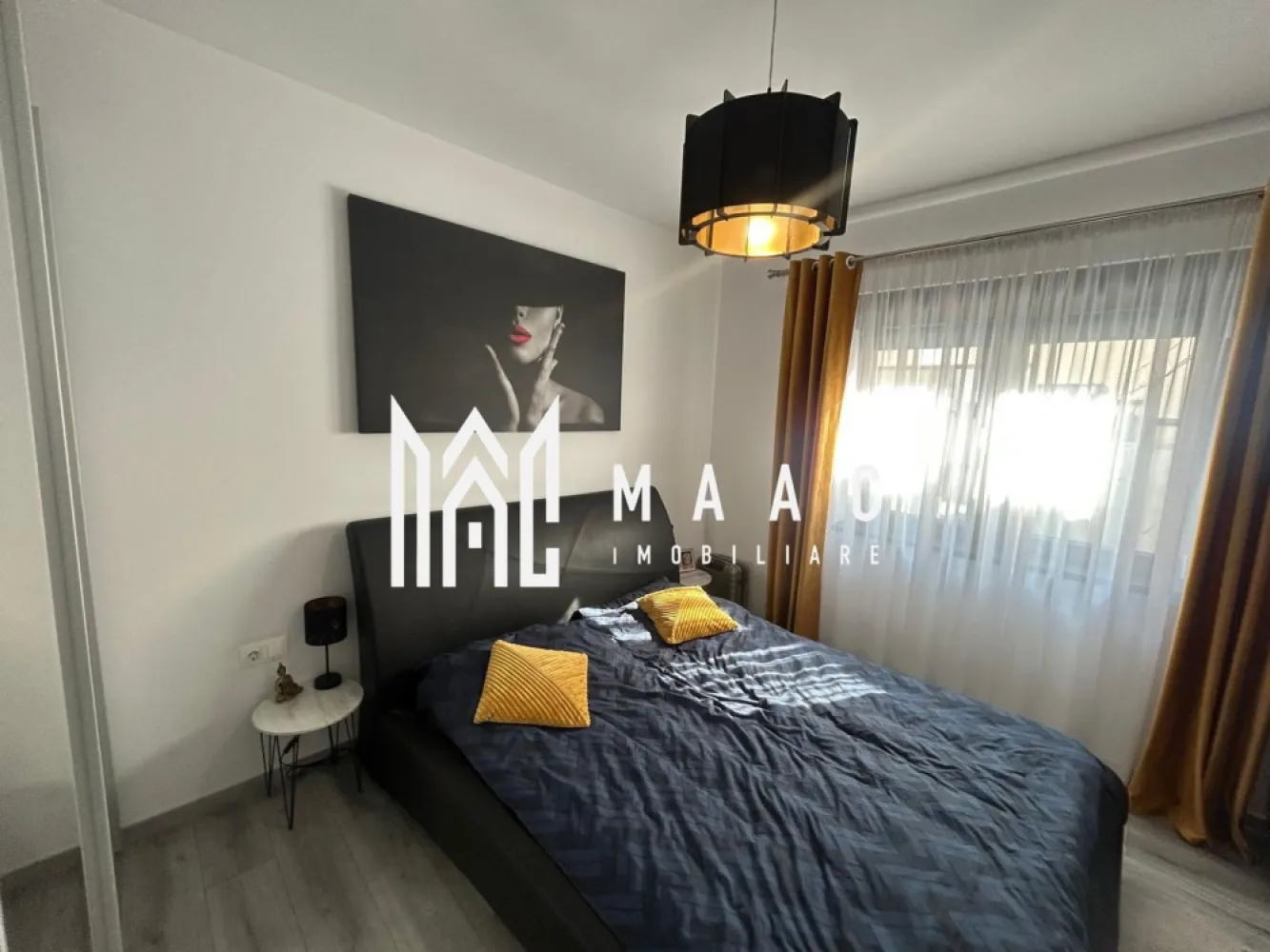 Apartament la Casă | 3 Camere | 64MPU | 83MP Curte I Șelimbăr - MAAC Imobiliare va propune spre vanzare un apartament situat la casă în Șelimbăr, ideal pentru cei care își doresc confortul unui apartament combinat cu avantajul unei curți proprii.

Detalii proprietate:
Suprafață utilă: 64 mp
Curte proprie: 83 mp, pavată
Compartimentare practică și luminoasă

Compartimentare:
2 dormitoare
Living open-space cu bucătărie
Baie cu cadă și geam pentru aerisire naturală
Spațiu de depozitare

Dotări și finisaje:
Încălzire în pardoseală
Parchet, gresie și faianță
Apartamentul se vinde complet mobilat, exact ca în poze
La cerere, proprietatea se poate vinde și nemobilată sau neutilată, în funcție de preferințele cumpărătorului.
Curtea proprie oferă un spațiu ideal pentru relaxare, grătar sau amenajarea unei mici zone verzi.

Pentru mai multe detalii și programarea unei vizionări, vă invităm să contactați Maac Imobiliare, specificând ID: CP2971608.