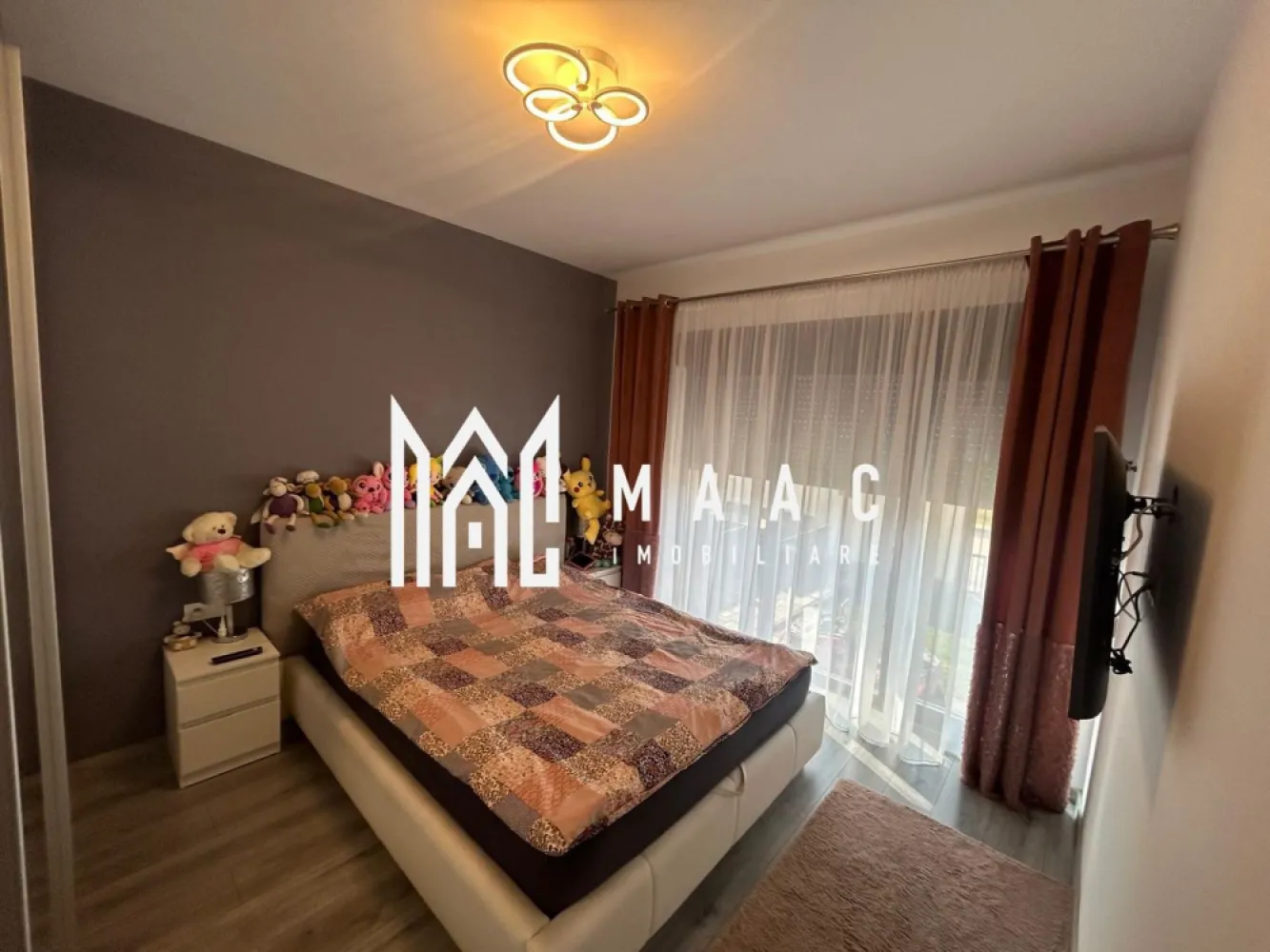 Apartament la Casă | 3 Camere | 64MPU | 83MP Curte I Șelimbăr - MAAC Imobiliare va propune spre vanzare un apartament situat la casă în Șelimbăr, ideal pentru cei care își doresc confortul unui apartament combinat cu avantajul unei curți proprii.

Detalii proprietate:
Suprafață utilă: 64 mp
Curte proprie: 83 mp, pavată
Compartimentare practică și luminoasă

Compartimentare:
2 dormitoare
Living open-space cu bucătărie
Baie cu cadă și geam pentru aerisire naturală
Spațiu de depozitare

Dotări și finisaje:
Încălzire în pardoseală
Parchet, gresie și faianță
Apartamentul se vinde complet mobilat, exact ca în poze
La cerere, proprietatea se poate vinde și nemobilată sau neutilată, în funcție de preferințele cumpărătorului.
Curtea proprie oferă un spațiu ideal pentru relaxare, grătar sau amenajarea unei mici zone verzi.

Pentru mai multe detalii și programarea unei vizionări, vă invităm să contactați Maac Imobiliare, specificând ID: CP2971608.