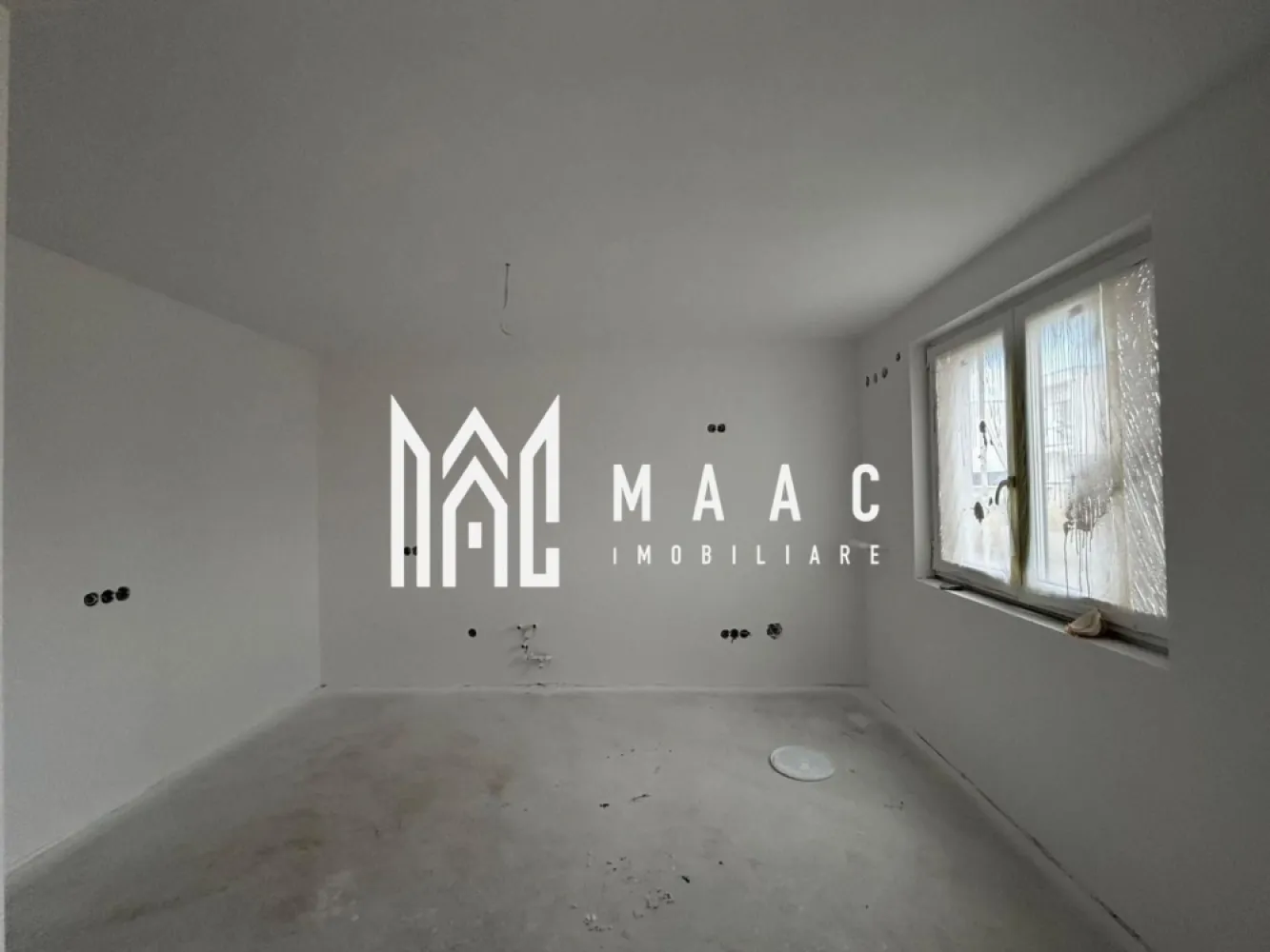 Casa Quadruplex | 3 Camere | 82MPU | Curte 170MP | Balcon - MAAC Imobiliare vă propune spre vânzare o casa de tip quadruplex aflata in Cartierul Arhitectiilor .

Locuinta are o suprafata utila de 82 mp si este compartimentata astfel:
Lliving cu bucatarie,
2 dormitoare,
Baie cu geam de aerisire.
Incalzire in pardoseala.
Beneficiaza de o curte libera de 170 mp.
2 locuri de parcare.
Casa se vinde la alb cu posibilitate de colaborare cu o echipa specializata in finisare.

In apropiere, ca si puncte de interes: Magazine ( Profi, Lidl, Kaufland), statii pentru transportul in comun, parc amenajat pentru copii de toate varstele.

Pentru mai multe detalii precizati telefonic ca ati vazut anuntul cu ID: CP2975560