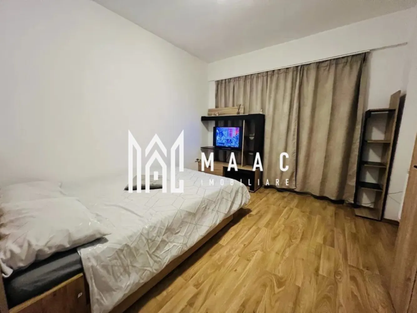 Garsoniera | Bucatarie separata | Balcon | Lift | M. Viteazu - MAAC Imobiliare vă prezintă spre vânzare o garsonieră decomandată, situată în zona Mihai Viteazu, aproape de toate facilitățile urbane.

Caracteristici:
Garsonieră decomandată.
Suprafață utilă de aproximativ 38 mp.
Situată la etajul 11 al unui imobil dotat cu lift.
Balcon cu vedere panoramică asupra orașului.
Se vinde mobilată și utilată, exact ca în fotografii.

Compartimentare:
Hol de intrare.
Cameră cu acces direct către balcon.
Bucătărie separată, cu ieșire pe balcon.
Baie dotată cu cabină de duș.

Avantaje locație:
În apropiere se află magazine, restaurante, cafenele și centre comerciale, inclusiv Shopping City Sibiu.
Acces rapid către supermarketuri precum Lidl.

Pentru mai multe detalii precizati telefonic ca ati vazut anuntul cu ID: CP2966817