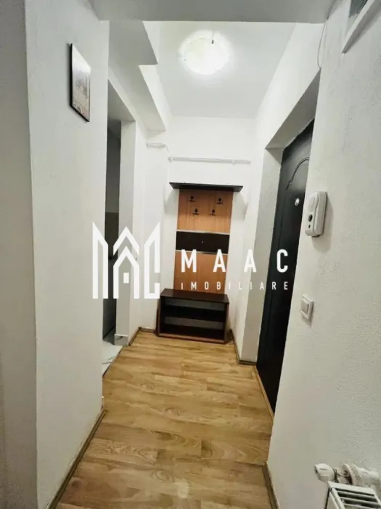 Garsoniera | Bucatarie separata | Balcon | Lift | M. Viteazu - MAAC Imobiliare vă prezintă spre vânzare o garsonieră decomandată, situată în zona Mihai Viteazu, aproape de toate facilitățile urbane.

Caracteristici:
Garsonieră decomandată.
Suprafață utilă de aproximativ 38 mp.
Situată la etajul 11 al unui imobil dotat cu lift.
Balcon cu vedere panoramică asupra orașului.
Se vinde mobilată și utilată, exact ca în fotografii.

Compartimentare:
Hol de intrare.
Cameră cu acces direct către balcon.
Bucătărie separată, cu ieșire pe balcon.
Baie dotată cu cabină de duș.

Avantaje locație:
În apropiere se află magazine, restaurante, cafenele și centre comerciale, inclusiv Shopping City Sibiu.
Acces rapid către supermarketuri precum Lidl.

Pentru mai multe detalii precizati telefonic ca ati vazut anuntul cu ID: CP2966817