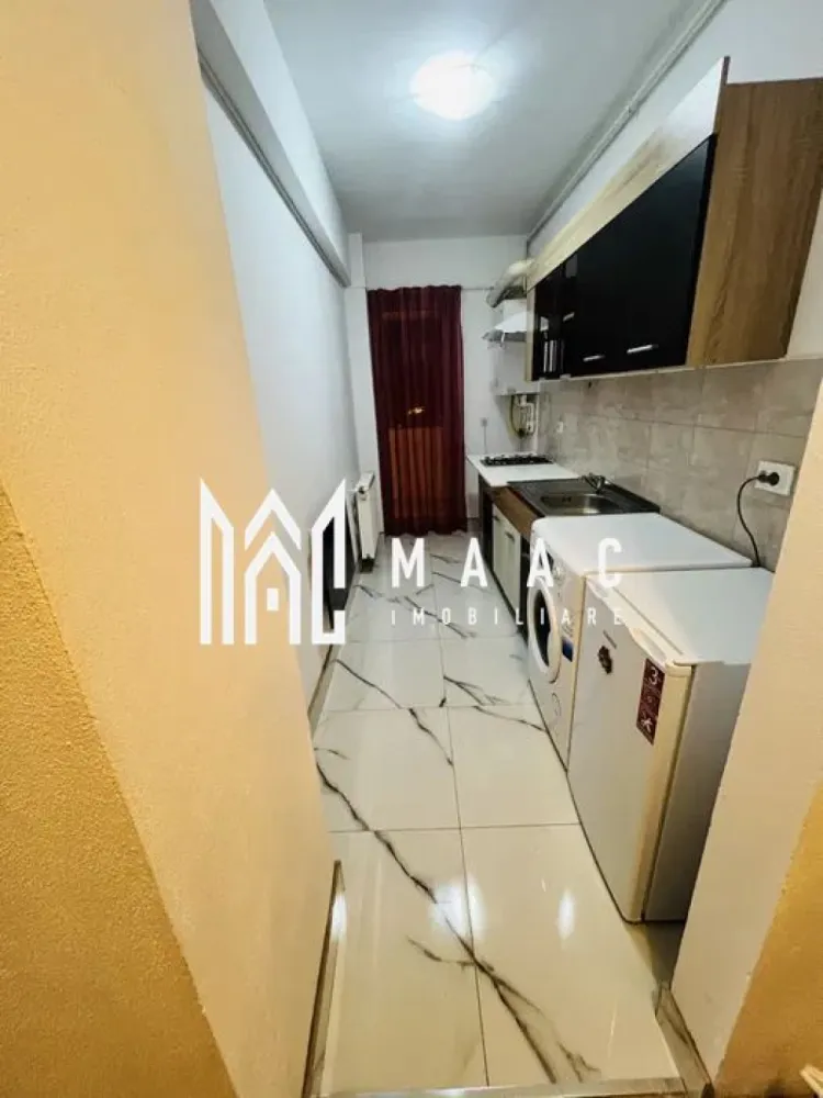 Garsoniera | Bucatarie separata | Balcon | Lift | M. Viteazu - MAAC Imobiliare vă prezintă spre vânzare o garsonieră decomandată, situată în zona Mihai Viteazu, aproape de toate facilitățile urbane.

Caracteristici:
Garsonieră decomandată.
Suprafață utilă de aproximativ 38 mp.
Situată la etajul 11 al unui imobil dotat cu lift.
Balcon cu vedere panoramică asupra orașului.
Se vinde mobilată și utilată, exact ca în fotografii.

Compartimentare:
Hol de intrare.
Cameră cu acces direct către balcon.
Bucătărie separată, cu ieșire pe balcon.
Baie dotată cu cabină de duș.

Avantaje locație:
În apropiere se află magazine, restaurante, cafenele și centre comerciale, inclusiv Shopping City Sibiu.
Acces rapid către supermarketuri precum Lidl.

Pentru mai multe detalii precizati telefonic ca ati vazut anuntul cu ID: CP2966817