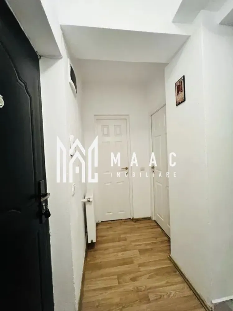 Garsoniera | Bucatarie separata | Balcon | Lift | M. Viteazu - MAAC Imobiliare vă prezintă spre vânzare o garsonieră decomandată, situată în zona Mihai Viteazu, aproape de toate facilitățile urbane.

Caracteristici:
Garsonieră decomandată.
Suprafață utilă de aproximativ 38 mp.
Situată la etajul 11 al unui imobil dotat cu lift.
Balcon cu vedere panoramică asupra orașului.
Se vinde mobilată și utilată, exact ca în fotografii.

Compartimentare:
Hol de intrare.
Cameră cu acces direct către balcon.
Bucătărie separată, cu ieșire pe balcon.
Baie dotată cu cabină de duș.

Avantaje locație:
În apropiere se află magazine, restaurante, cafenele și centre comerciale, inclusiv Shopping City Sibiu.
Acces rapid către supermarketuri precum Lidl.

Pentru mai multe detalii precizati telefonic ca ati vazut anuntul cu ID: CP2966817