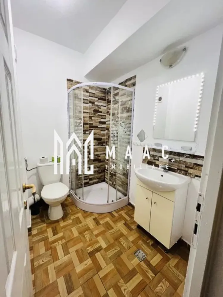 Garsoniera | Bucatarie separata | Balcon | Lift | M. Viteazu - MAAC Imobiliare vă prezintă spre vânzare o garsonieră decomandată, situată în zona Mihai Viteazu, aproape de toate facilitățile urbane.

Caracteristici:
Garsonieră decomandată.
Suprafață utilă de aproximativ 38 mp.
Situată la etajul 11 al unui imobil dotat cu lift.
Balcon cu vedere panoramică asupra orașului.
Se vinde mobilată și utilată, exact ca în fotografii.

Compartimentare:
Hol de intrare.
Cameră cu acces direct către balcon.
Bucătărie separată, cu ieșire pe balcon.
Baie dotată cu cabină de duș.

Avantaje locație:
În apropiere se află magazine, restaurante, cafenele și centre comerciale, inclusiv Shopping City Sibiu.
Acces rapid către supermarketuri precum Lidl.

Pentru mai multe detalii precizati telefonic ca ati vazut anuntul cu ID: CP2966817