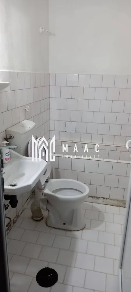 Apartament 2 camere | Traian | etaj 2| - MAAC IMOBILIARE vă propune spre vânzare un apartament cu 2 camere situat pe Aleea Cocorilor, în Râmnicu Vâlcea, într-o zonă liniștită și accesibilă.

Apartamentul are o suprafață utilă de 29 mp și este amplasat la etajul 2 din 4, într-un imobil prevăzut cu acoperiș, oferind un plus de protecție și confort.

Locuința este luminoasă și bine compartimentată, fiind potrivită atât pentru locuință personală, cât și pentru investiție, datorită dimensiunii practice și poziționării într-o zonă ușor accesibilă.

Zona oferă acces rapid către magazine, școli, mijloace de transport și alte facilități, ceea ce face apartamentul o alegere bună pentru cei care își doresc confort și funcționalitate.
Pentru mai multe informații sau pentru programarea unei vizionări, echipa MAAC IMOBILIARE vă stă la dispoziție.
CP2975219