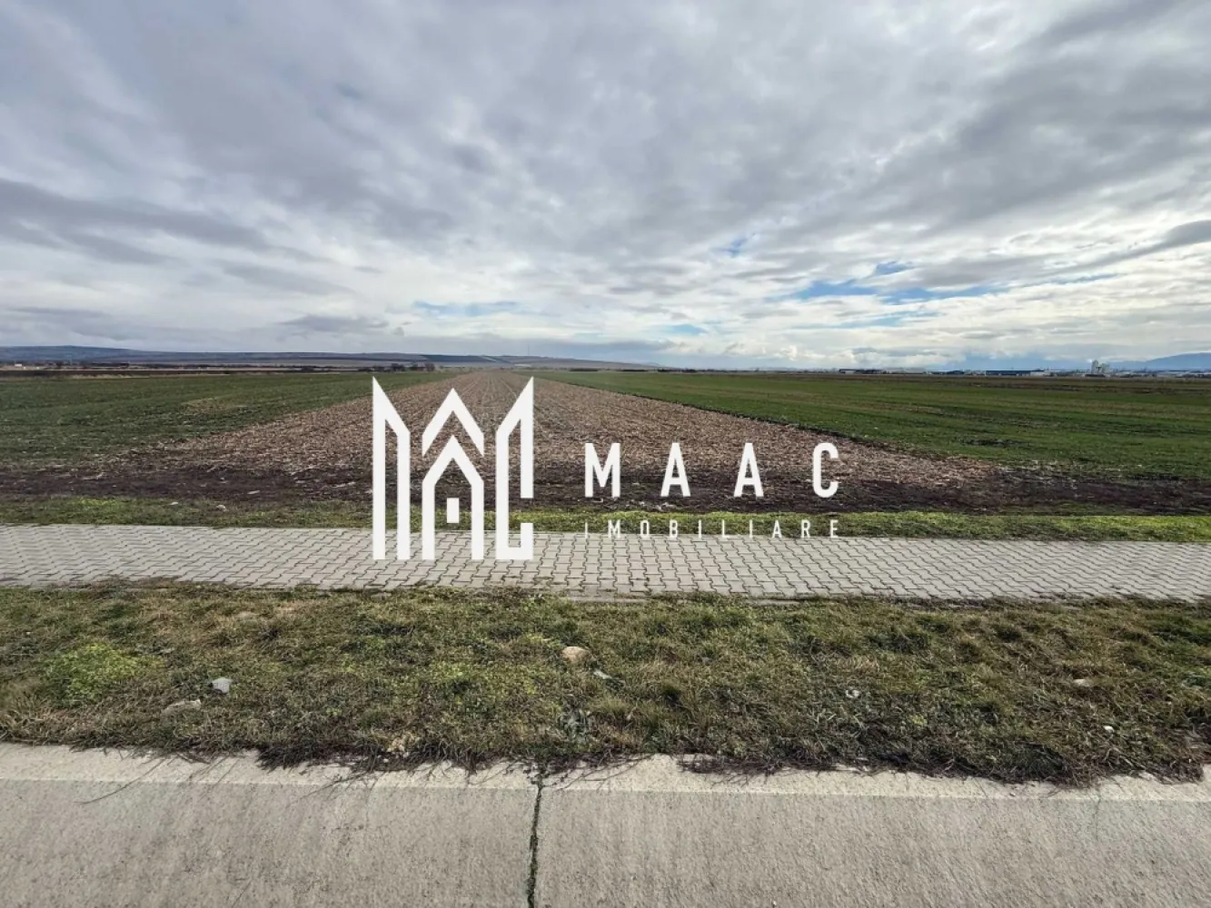 Teren intravilan | 9600 mp | Șură Mică | Utilități | Drum Asfaltat - MAAC Imobiliare vă propune spre vânzare un teren intravilan cu potențial excelent!

 Situat la ieșirea din Șura Mică, în direcția stațiunii balneare Ocna Sibiului, terenul beneficiază de o zonă liniștită, cu acces facil și conexiune rapidă către Sibiu – ideal atât pentru construcția unei locuințe, cât și pentru investiție.

 Detalii proprietate:
Suprafață: 9.600 mp
Deschidere la drum: 25 m
Acces auto: drum asfaltat
Se pot vinde si parcele mai mici 

 Utilități disponibile:
Curent electric
Apă
Gaz
Canalizare
Internet

 Terenul este amplasat într-o zonă în plină dezvoltare, cu vecinătăți deja amenajate, oferind oportunități excelente pentru construcție imediată sau investiție pe termen lung.

 Acte la zi: cadastru și carte funciară disponibile pentru verificare.
 Regim intravilan – posibilitate de construire imediată.

 Pentru mai multe detalii sau pentru programarea unei vizionări, vă rugăm să ne contactați, specificând ID:CP2911465