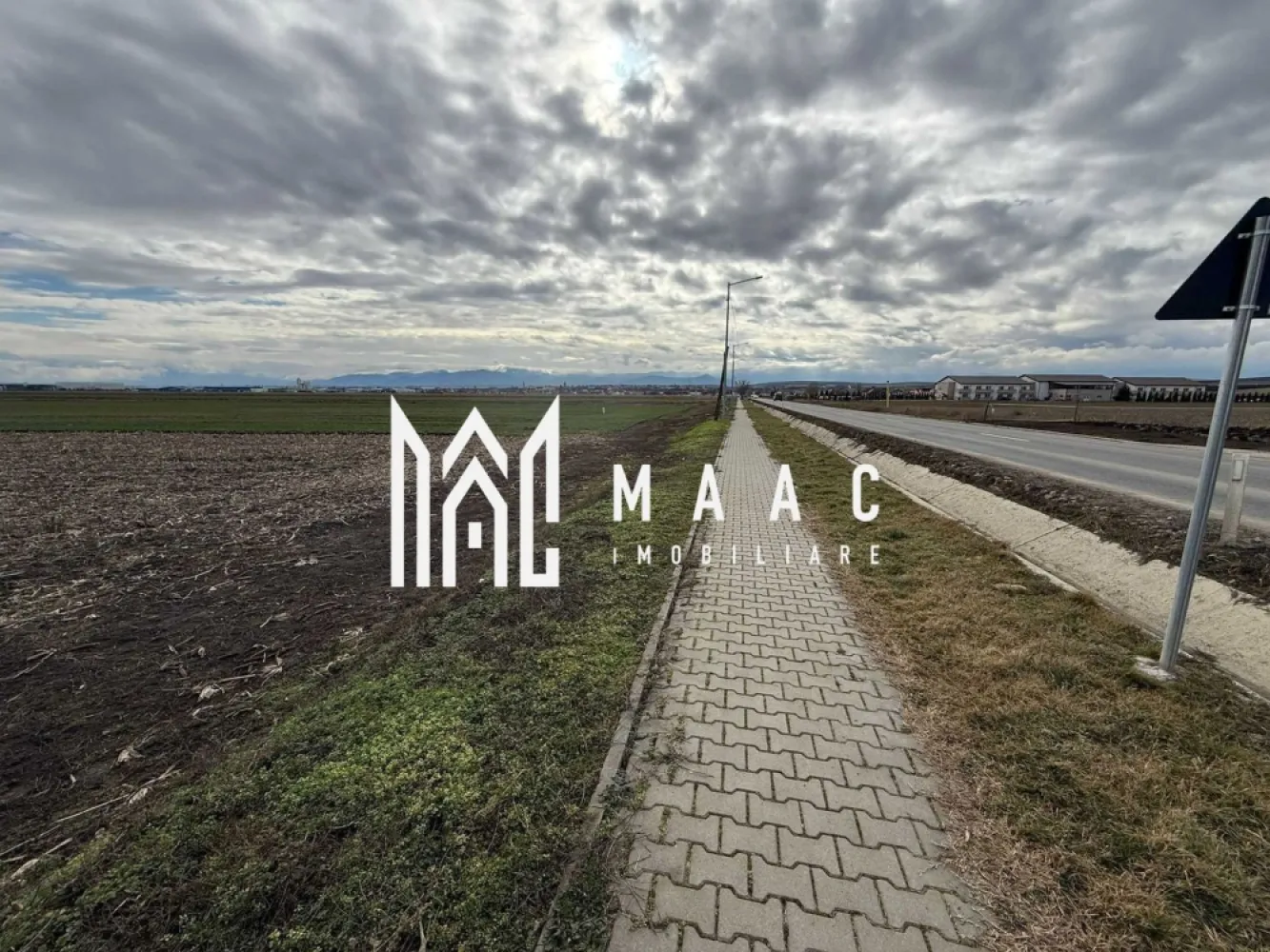 Teren intravilan | 9600 mp | Șură Mică | Utilități | Drum Asfaltat - MAAC Imobiliare vă propune spre vânzare un teren intravilan cu potențial excelent!

 Situat la ieșirea din Șura Mică, în direcția stațiunii balneare Ocna Sibiului, terenul beneficiază de o zonă liniștită, cu acces facil și conexiune rapidă către Sibiu – ideal atât pentru construcția unei locuințe, cât și pentru investiție.

 Detalii proprietate:
Suprafață: 9.600 mp
Deschidere la drum: 25 m
Acces auto: drum asfaltat
Se pot vinde si parcele mai mici 

 Utilități disponibile:
Curent electric
Apă
Gaz
Canalizare
Internet

 Terenul este amplasat într-o zonă în plină dezvoltare, cu vecinătăți deja amenajate, oferind oportunități excelente pentru construcție imediată sau investiție pe termen lung.

 Acte la zi: cadastru și carte funciară disponibile pentru verificare.
 Regim intravilan – posibilitate de construire imediată.

 Pentru mai multe detalii sau pentru programarea unei vizionări, vă rugăm să ne contactați, specificând ID:CP2911465
