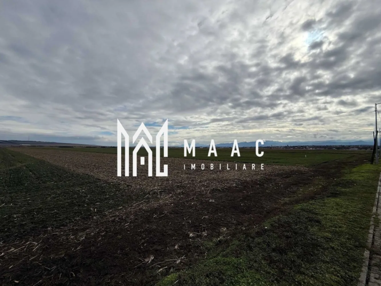 Teren intravilan | 9600 mp | Șură Mică | Utilități | Drum Asfaltat - MAAC Imobiliare vă propune spre vânzare un teren intravilan cu potențial excelent!

 Situat la ieșirea din Șura Mică, în direcția stațiunii balneare Ocna Sibiului, terenul beneficiază de o zonă liniștită, cu acces facil și conexiune rapidă către Sibiu – ideal atât pentru construcția unei locuințe, cât și pentru investiție.

 Detalii proprietate:
Suprafață: 9.600 mp
Deschidere la drum: 25 m
Acces auto: drum asfaltat
Se pot vinde si parcele mai mici 

 Utilități disponibile:
Curent electric
Apă
Gaz
Canalizare
Internet

 Terenul este amplasat într-o zonă în plină dezvoltare, cu vecinătăți deja amenajate, oferind oportunități excelente pentru construcție imediată sau investiție pe termen lung.

 Acte la zi: cadastru și carte funciară disponibile pentru verificare.
 Regim intravilan – posibilitate de construire imediată.

 Pentru mai multe detalii sau pentru programarea unei vizionări, vă rugăm să ne contactați, specificând ID:CP2911465