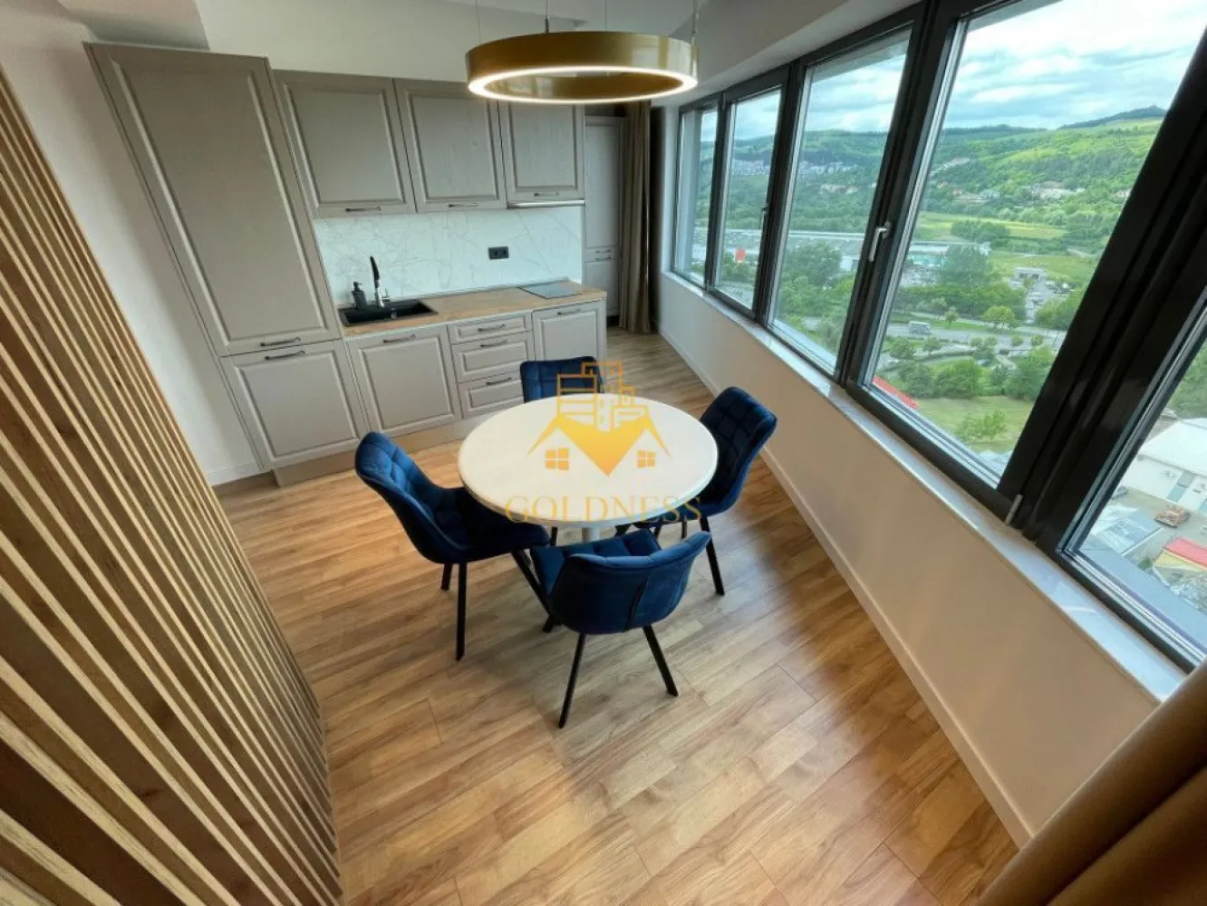 o camera, parcare, bloc nou, terasa, Manastur,West City,Calea Floresti - GOLDNESS Imobiliare vă propune spre închiriere un apartament cu o camera complet mobilat și utilat, la etajul 9 într-un imobil de 28 etaje, în cartierul Manastur. Apartamentul este compartimentat astfel:
 - living cu bucatarie open-space complet utilată, canapea extensibla, loc de servit masa, pat matrimonial
 - baie cu cabina de dus calorifer port prosop inox și dulap pentru depozitare.
 - terasa de 7 mp.
 
Imobilul este dotat cu toate cele necesare- centrală proprie, mașină de spălat haine, frigider, plită electrică, hotă, etc. 
Se află în apropierea stațiilor de transport în comun, magazine, restaurante, spații verzi, farmacii, etc. 
Dispune de loc de parcare subteran!

Dacă sunteți interesați de acest apartament și doriți să îl vizionați, dar și pentru alte oferte sau detalii nu ezitați să ne contactați telefonic sau prin e-mail - goldnessimobiliare@gmail.com. Vă stăm la dispoziție!